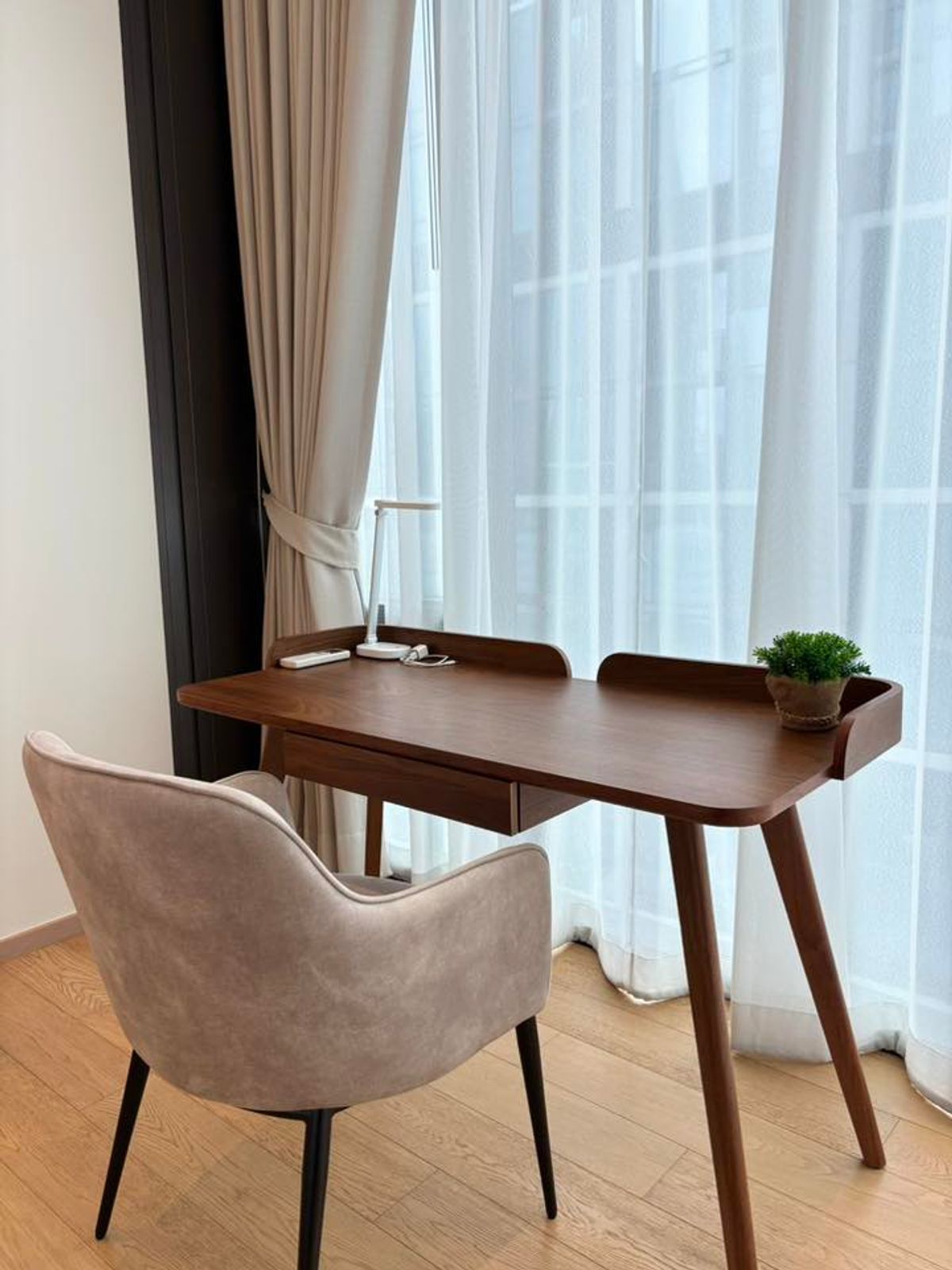 For RentCondoWitthayu, Chidlom, Langsuan, Ploenchit : Condo 28 CHIDLOM. Convenient transportation. Near the BTS Skytrain has a beautiful-luxurious decorative room. Complete furniture Ready to stay immediately !!