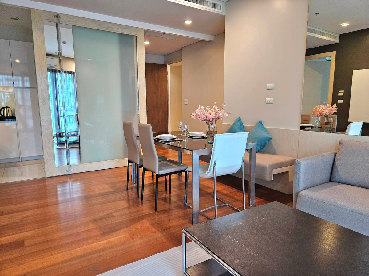 For RentCondoSukhumvit, Asoke, Thonglor : [ Spacious Living ] Bright Sukhumvit 24 | Massive 68 sq.m. Corner Unit with 2 Balconies 🏙️