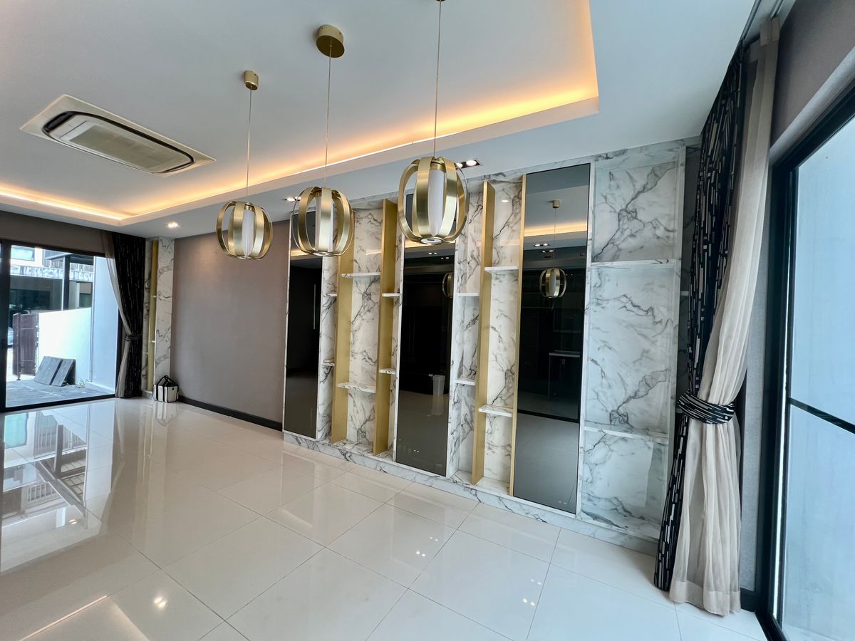 ขายทาวน์โฮมเกษตร นวมินทร์ ลาดปลาเค้า : 🔥 ขายด่วย ราคาพิเศษ ทาวน์โฮม 3 ชั้น The Landmark เอกมัย–รามอินทรา บ้านสวย Built in เกรด Premium  🔥