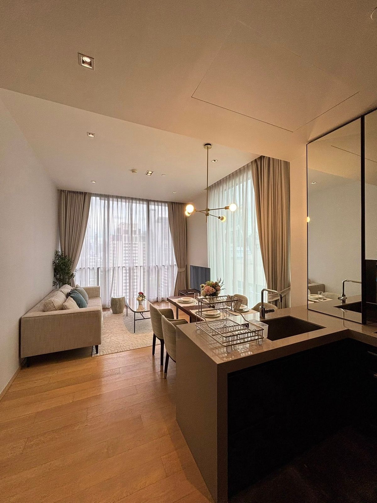 For RentCondoWitthayu, Chidlom, Langsuan, Ploenchit : Condo 28 CHIDLOM. Convenient transportation. Near the BTS Skytrain has a beautiful-luxurious decorative room. Complete furniture Ready to stay immediately !!