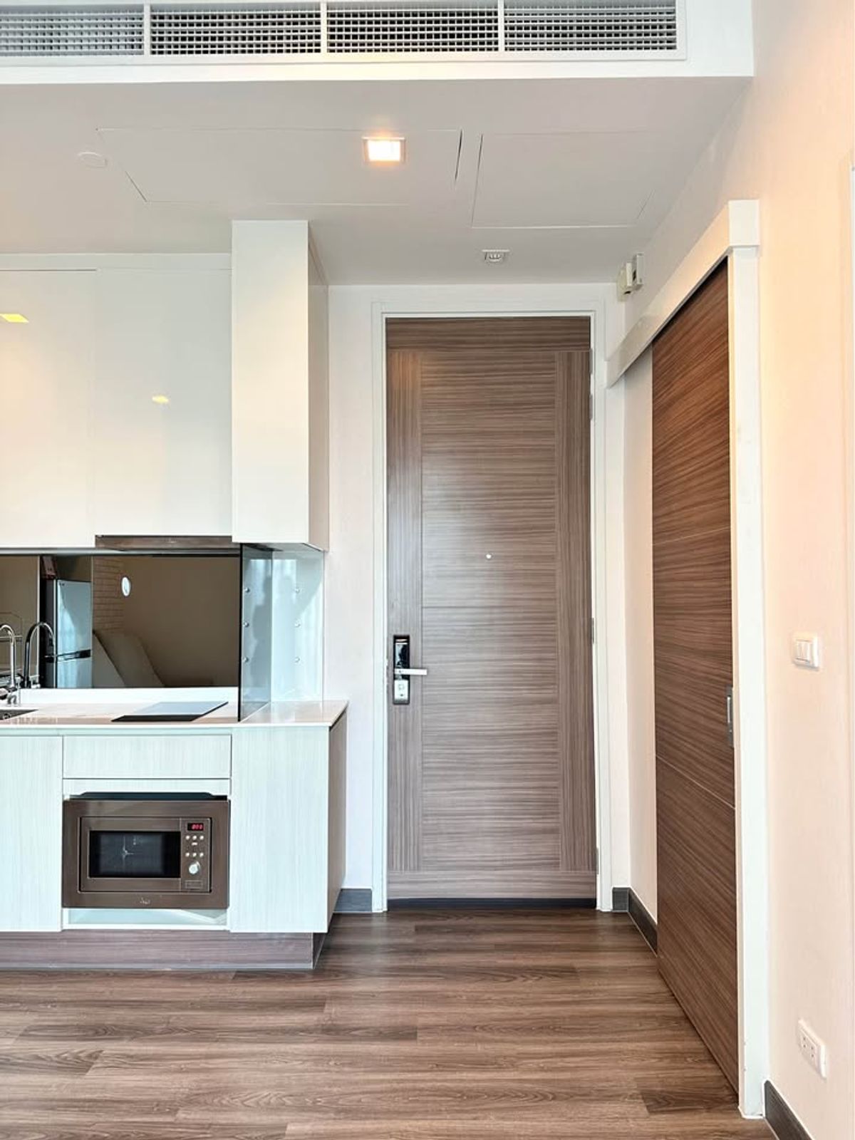 ให้เช่าคอนโดพระราม 9 เพชรบุรีตัดใหม่ RCA : คอนโด Q Asoke เดินทางสะดวก ใกล้รถไฟฟ้าเอ็มอาที มีรถรับส่ง ห้องแต่งสวย เฟอร์นิเจอร์ครบ พร้อมอยู่ทันที!