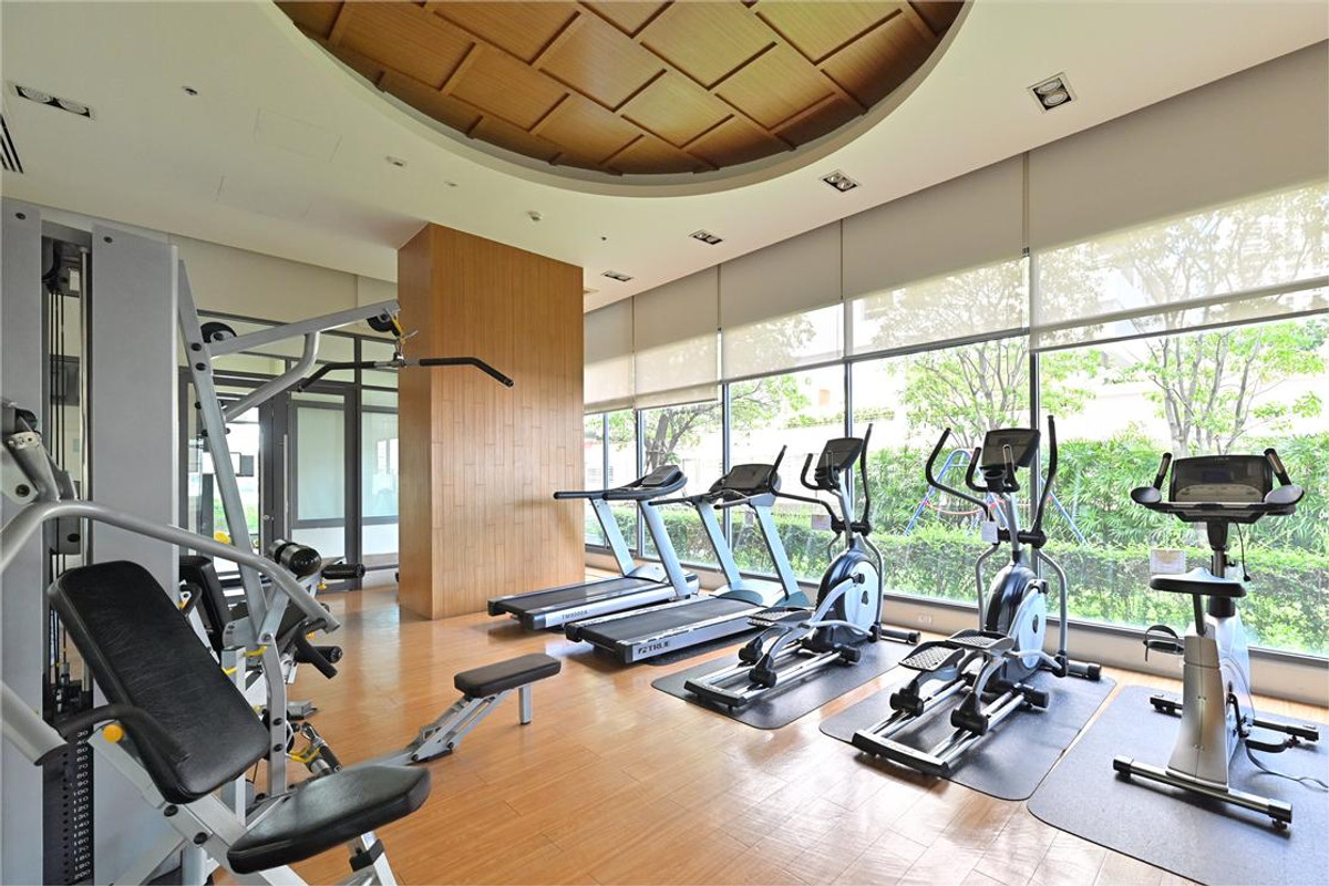 For RentCondoSukhumvit, Asoke, Thonglor : [ Spacious Living ] Bright Sukhumvit 24 | Massive 68 sq.m. Corner Unit with 2 Balconies 🏙️