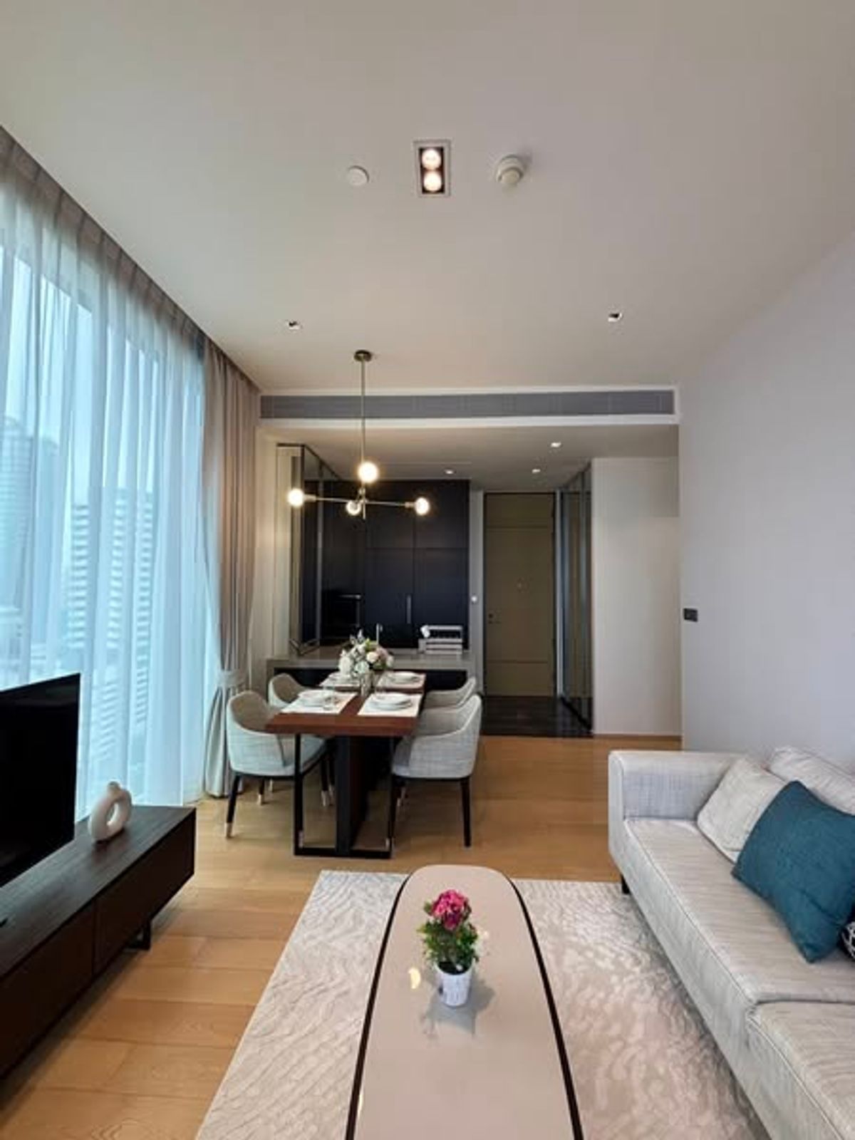 For RentCondoWitthayu, Chidlom, Langsuan, Ploenchit : Condo 28 CHIDLOM. Convenient transportation. Near the BTS Skytrain has a beautiful-luxurious decorative room. Complete furniture Ready to stay immediately !!