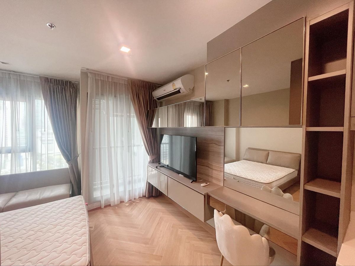 For SaleCondoWitthayu, Chidlom, Langsuan, Ploenchit : Life One Wireless Condo is convenient to travel near the BTS Skytrain. Delivered, beautiful room, complete furniture, ready to sell !!