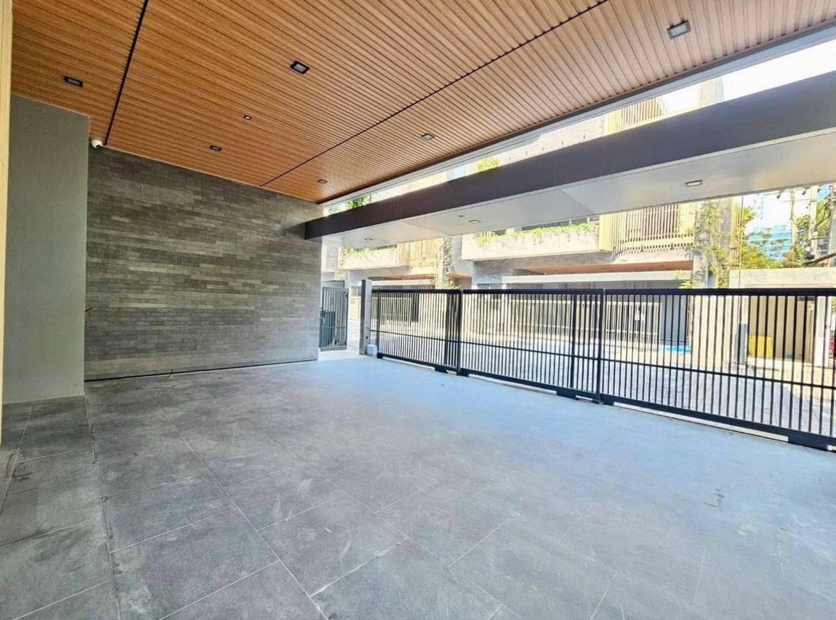 ให้เช่าบ้านสะพานควาย จตุจักร : 📢👇บ้านเดี่ยว 3 ชั้น ระดับ Super Luxury  พร้อมลิฟต์และสระว่ายน้ำส่วนตัว เดินทางสะดวกเข้าออกได้หลายเส้นทาง