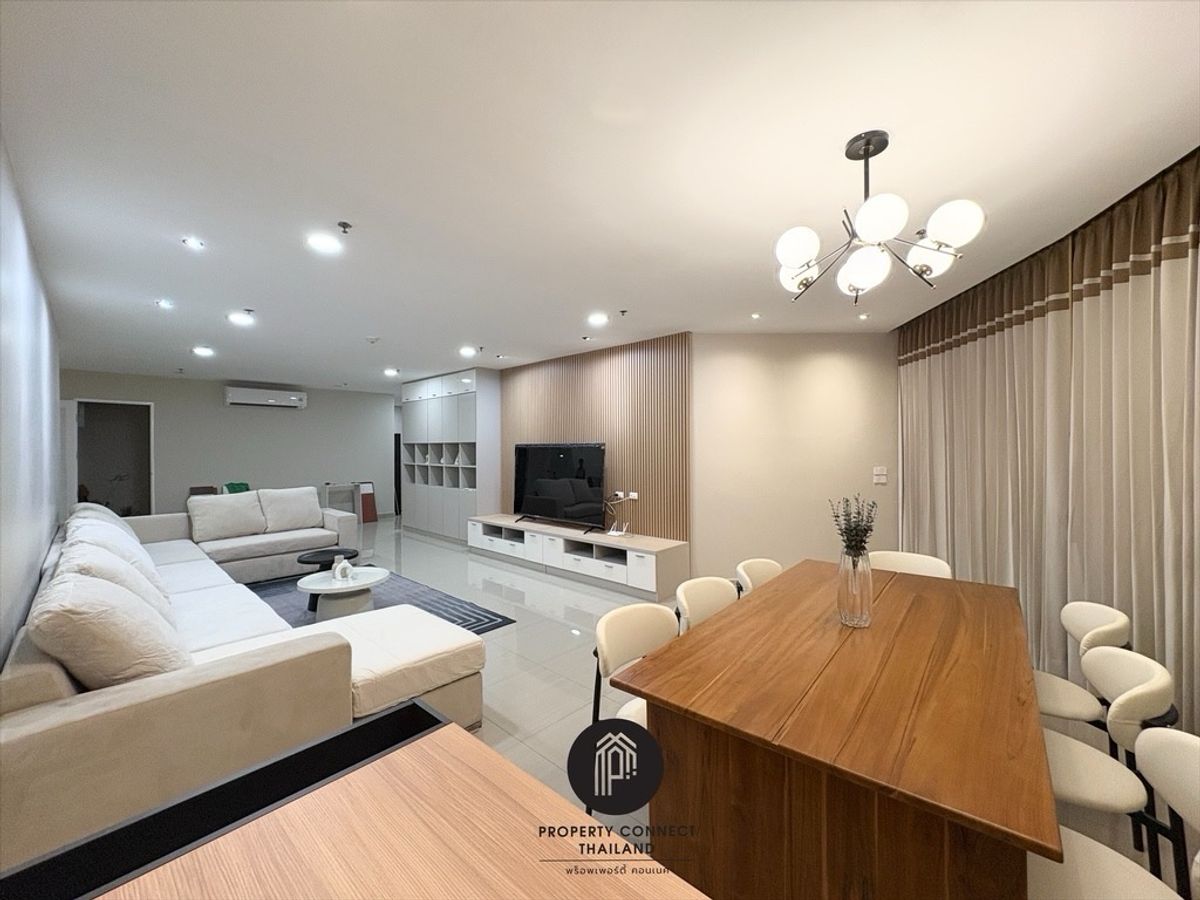 ให้เช่าคอนโดสุขุมวิท อโศก ทองหล่อ : Newly renovated !! 3 Beds Unit with private lift-300 m . to bts Asoke 
