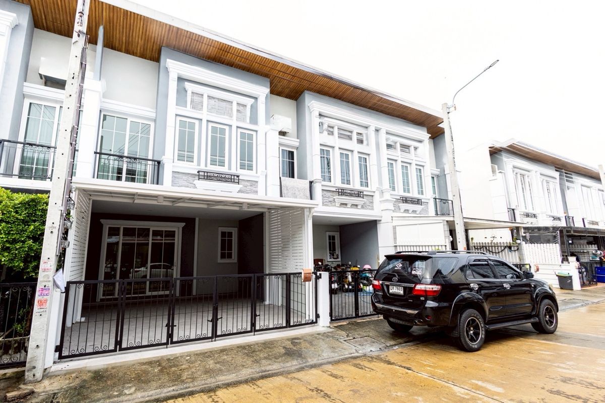 For SaleTownhomeLadkrabang, Suwannaphum Airport : Beautiful house for sale, Golden Town 3, Bang Na-Onnut, a full function, like a single house, good location-easy to leave the city Close to Bangna!