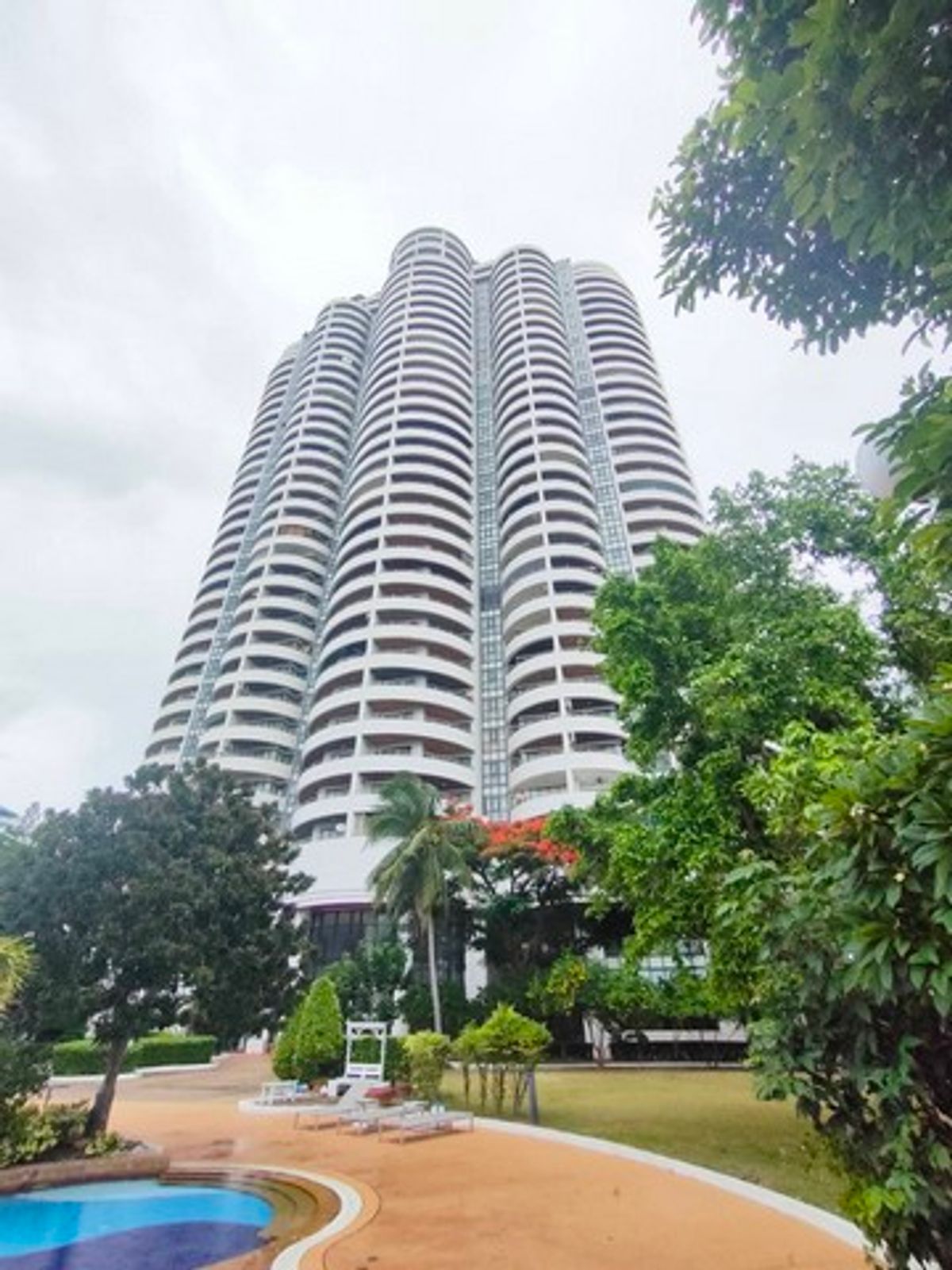 For SaleCondoPattaya, Bangsaen, Chonburi : Urgent sale Condo Krisada Golden Condo Cliff and Park 184.6 sq.m. Nest to private beach, Ban District Beach Amnat Thian, Chon Buri, the central area is very safe, very safe, suitable for buying for self -residence or for investment, renting.