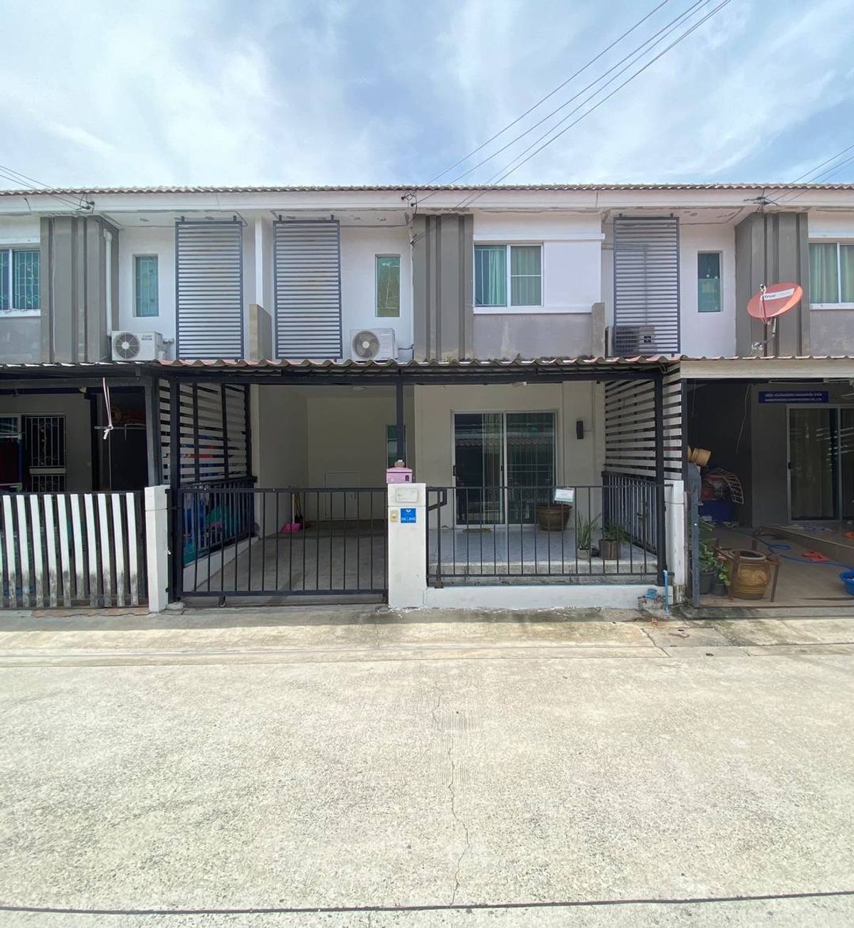 ให้เช่าทาวน์โฮมลาดกระบัง สุวรรณภูมิ : ทาวน์เฮาส์ใกล้ สนามบินสุวรรณภูมิ มบ. พฤกษา 86 (ซอยลาดกระบัง54) เลี้ยงสัตว์ได้ สนใจติดต่อ 082-3223695 