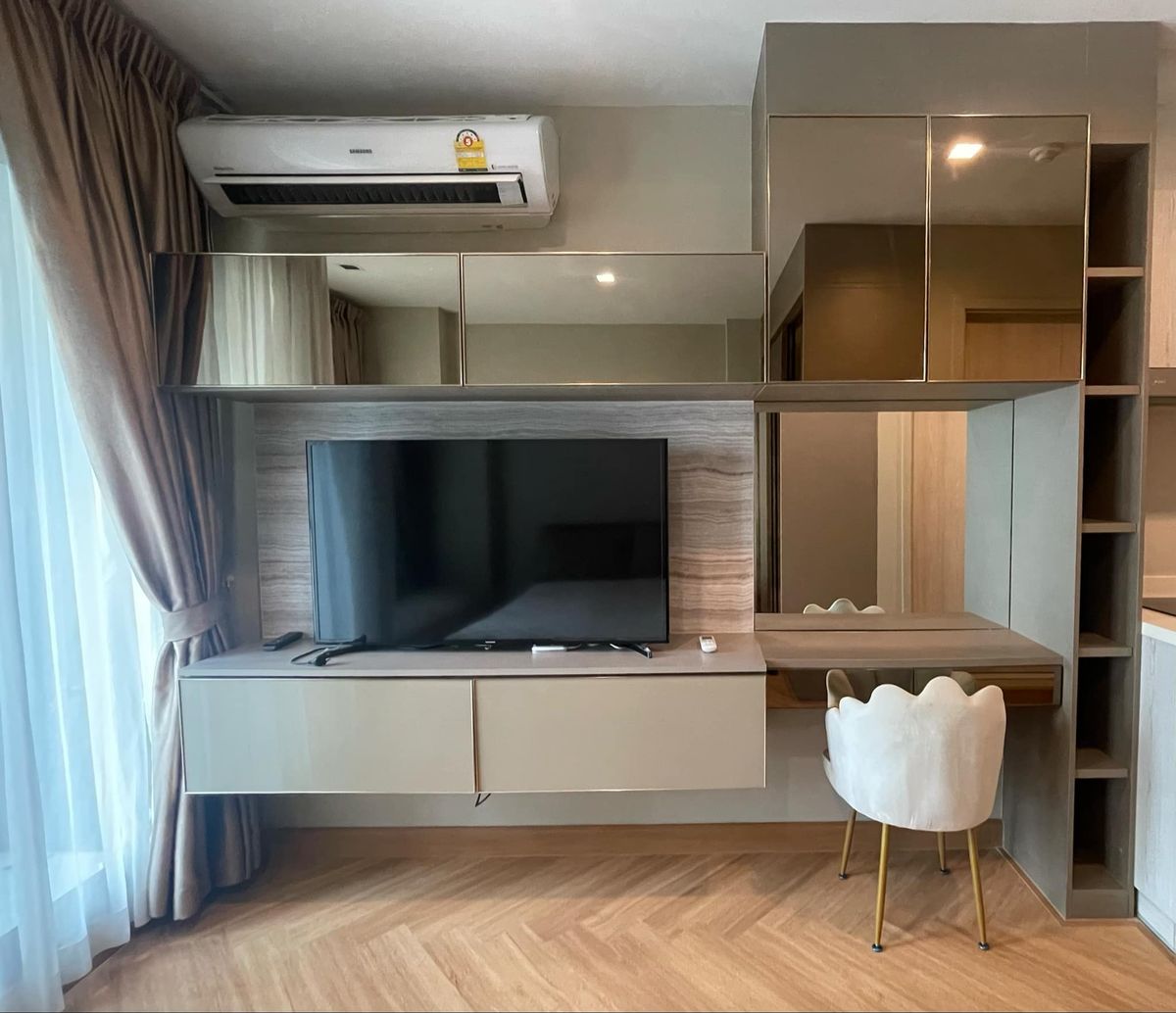 For SaleCondoWitthayu, Chidlom, Langsuan, Ploenchit : Life One Wireless Condo is convenient to travel near the BTS Skytrain. Delivered, beautiful room, complete furniture, ready to sell !!