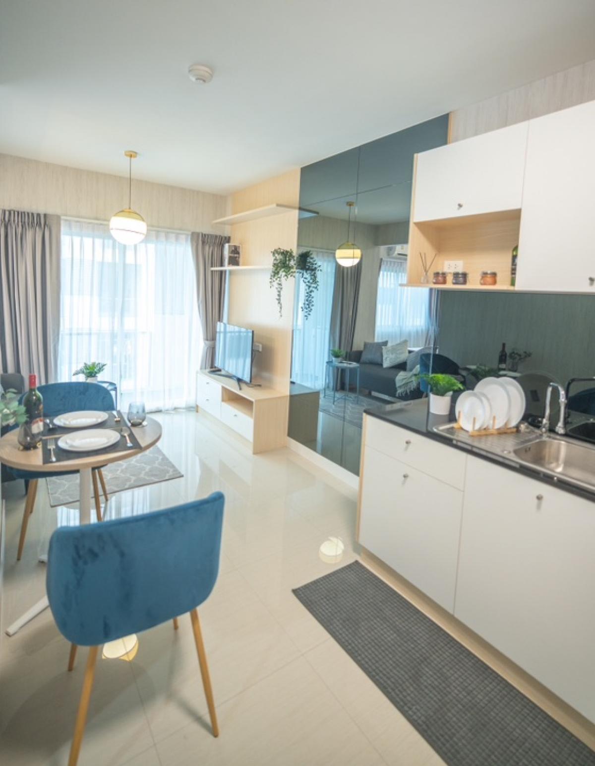 For SaleCondoOnnut, Udomsuk : The view of the pool is comfortable, comfortable to be comfortable near the train 🚝 with complete furniture! Come to live today. A Space 77 Sukhumvit