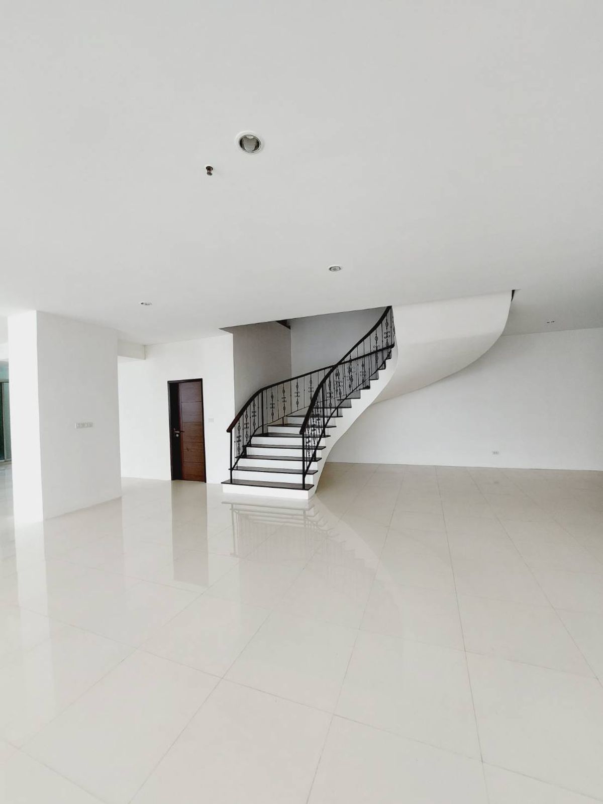 For SaleCondoSukhumvit, Asoke, Thonglor : Duplex Penthouse with fantastic city view, in super CBD of Bangkok Asoke area, selling in the most reasonable price ✨Asoke Place✨3 bedrooms, 3 bathrooms, size 343.37 sq m, near BTS Asoke/Sukhumvit Tel.0982645161