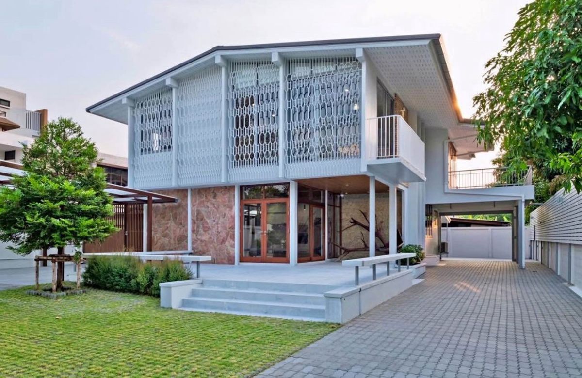 ให้เช่าบ้านสุขุมวิท อโศก ทองหล่อ :  ♢ Rare Unit House ♢ 2 ชั้น | ขนาดที่ดิน 143.00 ตร.ว. พื้นที่ใช้สอย 450.00 ตร.ม. | 4 ห้องนอน 3 ห้องน้ำ 6 ที่จอดรถ | ใกล้ BTS Phra Khanong, Sukhumvit Road, and expressways