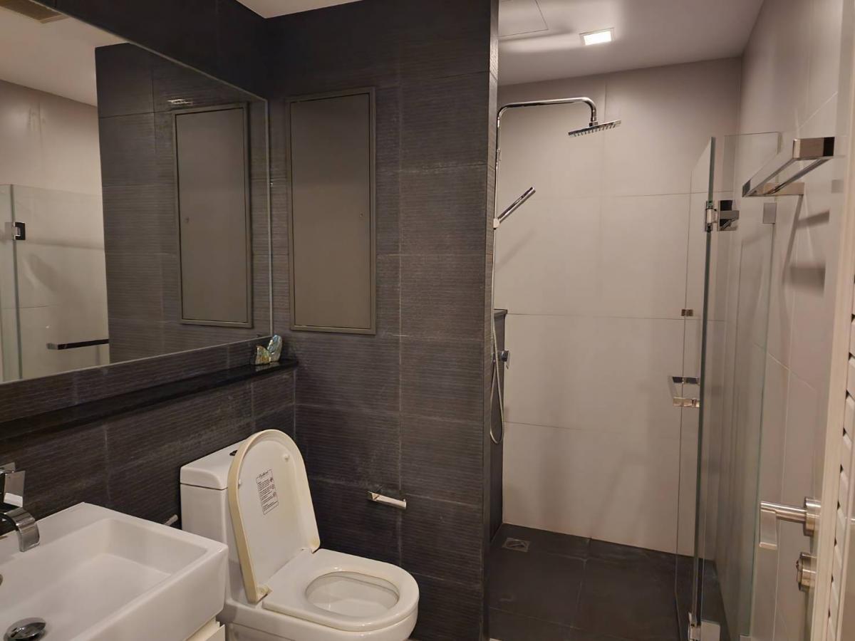 For RentCondoSapankwai,Jatujak : Large room 3 bedrooms 2 bathrooms near BTS Saphan Khwai, only 50 meters.The Signature by Urbano with complete facilities for rent at only 56,000 Baht/month.