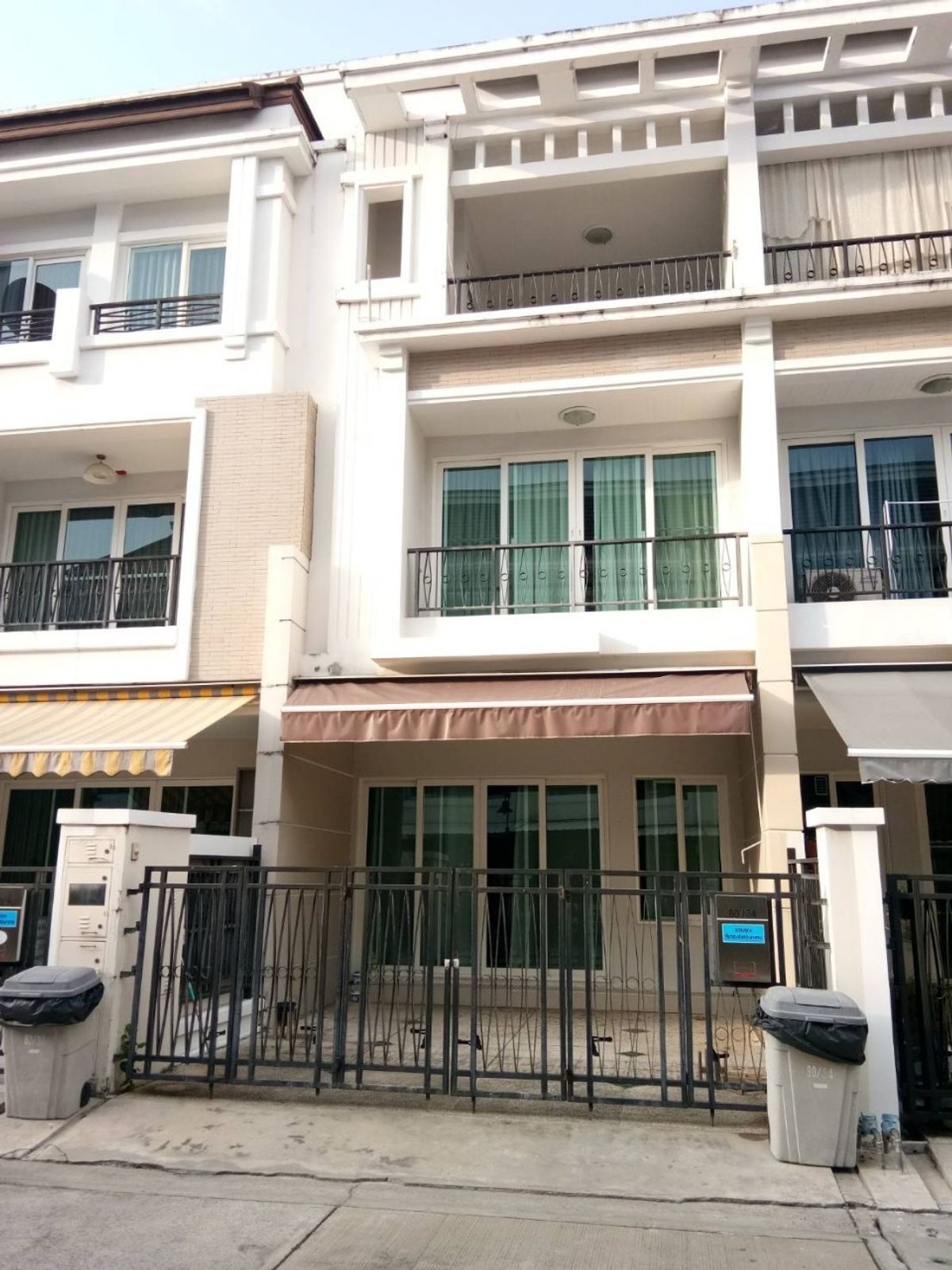 For RentTownhomeSathorn, Narathiwat : Sathorn House for Rent | Near BTS Surasak | Pet-Friendly | 3 Bedroom 3 Bathroom 200 sq.m. | 3 Floors 