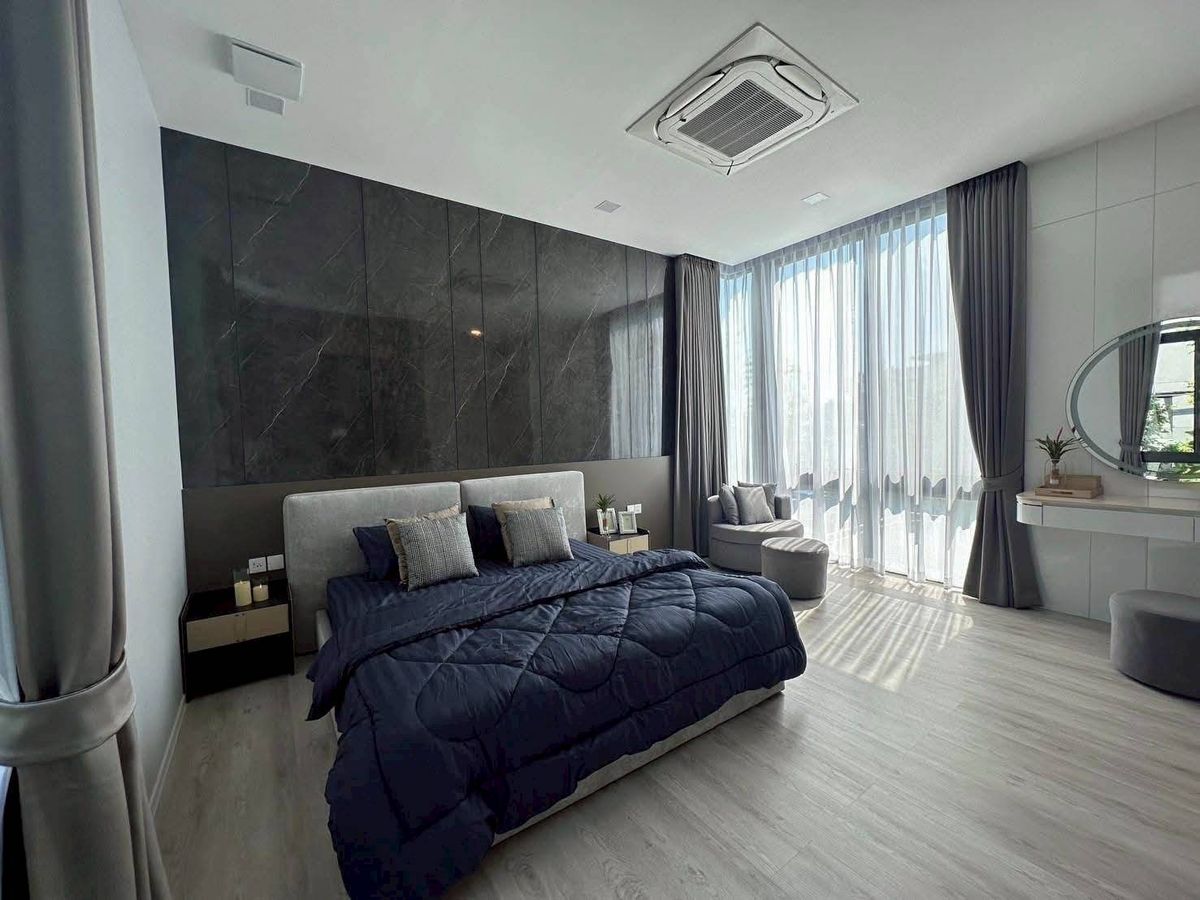 ให้เช่าบ้านพัฒนาการ ศรีนครินทร์ : LTHC12658 – VIVE Krungthep Kreetha House For Rent Size 103.7 Sqw. 421 Sqm. 4 beds 5 baths Near Wellington College International School ONLY 350K/Month