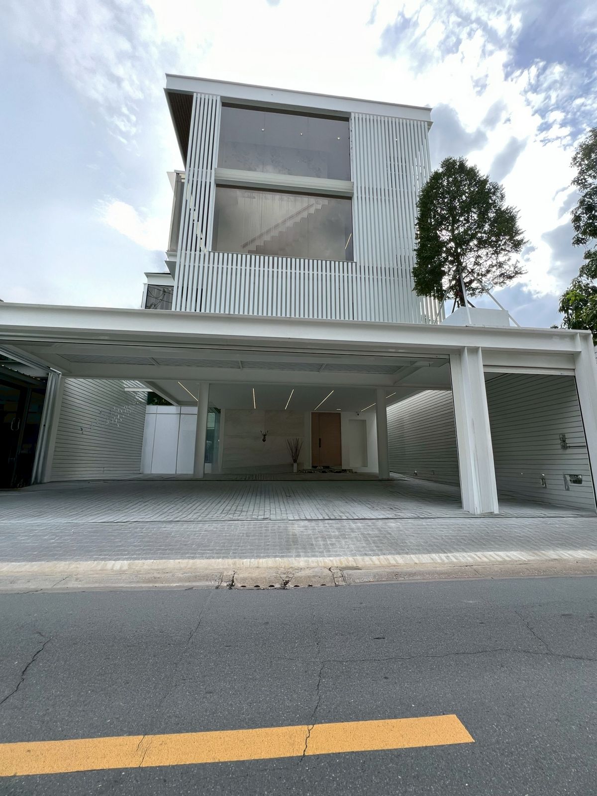 ขายโฮมออฟฟิศโชคชัย4 ลาดพร้าว71 : บ้านเดี่ยวเชิงพาณิชย์ LYST Project ที่ปรับเปลี่ยนฟังก์ชั่นภายในได้ตามต้องการ ทำเลใจกลางลาดพร้าว
