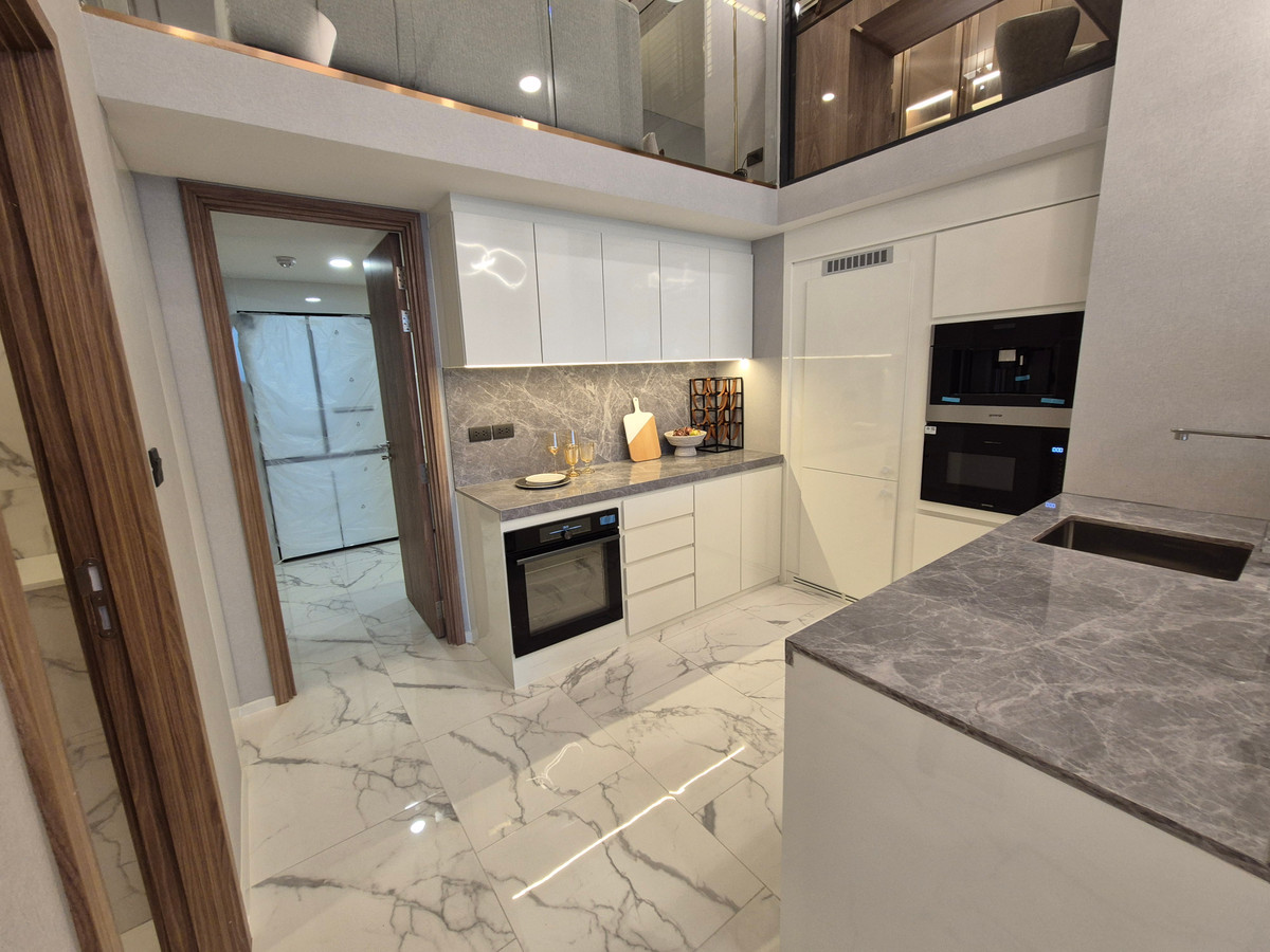 For SaleCondoRama9, Petchburi, RCA : 🔥( DUPLEX PENTHOUSE!! ) #Biggest room Landmark @MRTA Station Rama 9, hotel-style service Branded Residences