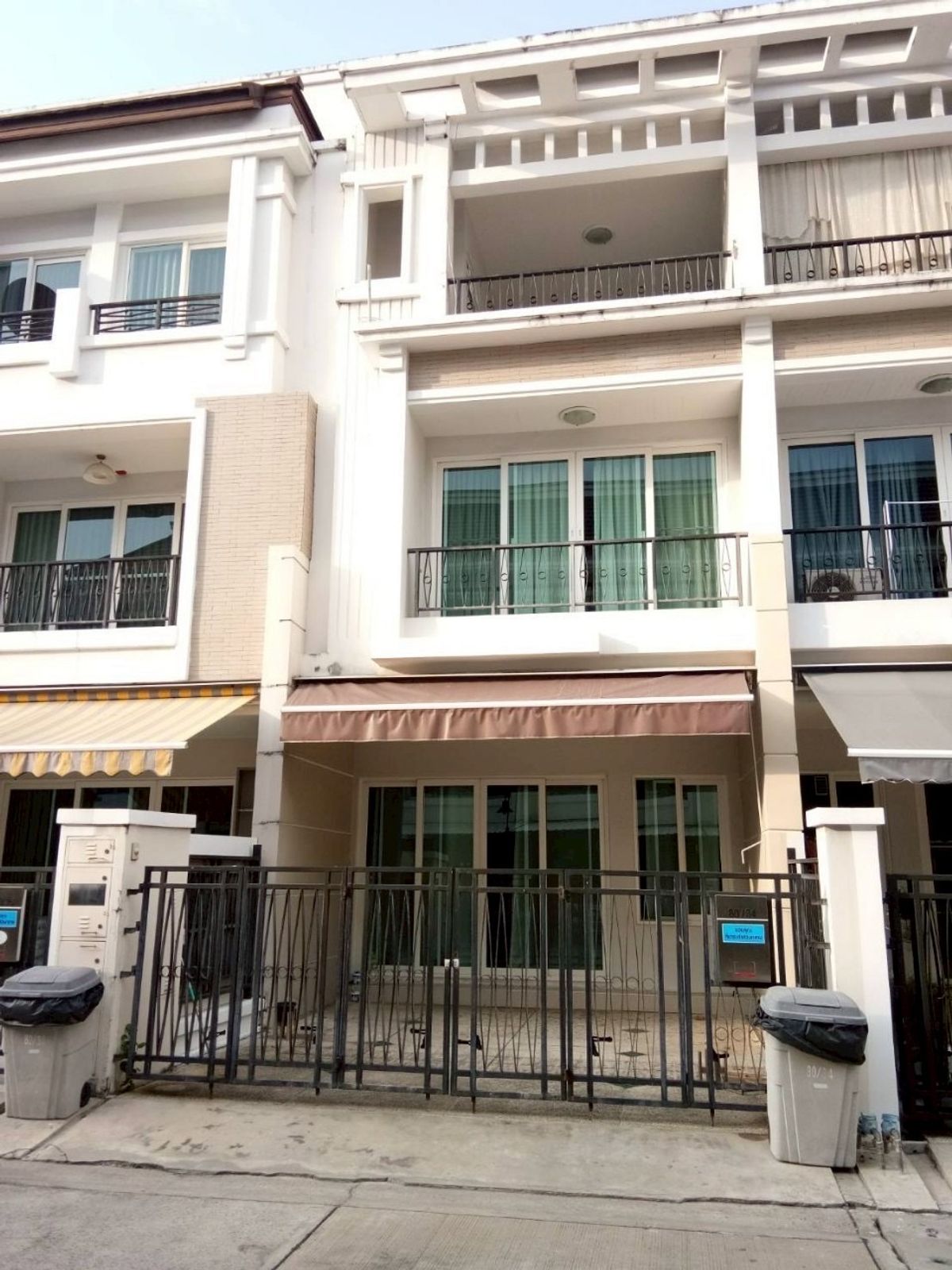 For RentTownhomeSathorn, Narathiwat : House for rent in Sathorn | Near BTS Surasak | Can raise animals | 3 bedrooms, 3 floors, 200 sq.m. | 45,000 baht / month | 3 floors