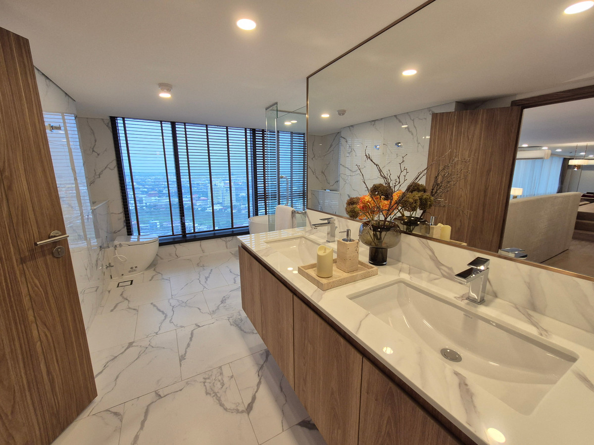 For SaleCondoRama9, Petchburi, RCA : 🔥( DUPLEX PENTHOUSE!! ) #Biggest room Landmark @MRTA Station Rama 9, hotel-style service Branded Residences