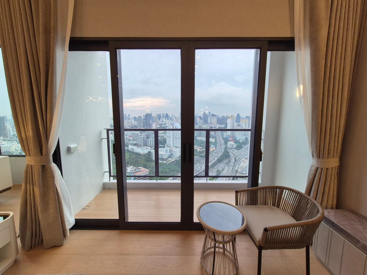 For SaleCondoRama9, Petchburi, RCA : 🔥( DUPLEX PENTHOUSE!! ) #Biggest room Landmark @MRTA Station Rama 9, hotel-style service Branded Residences