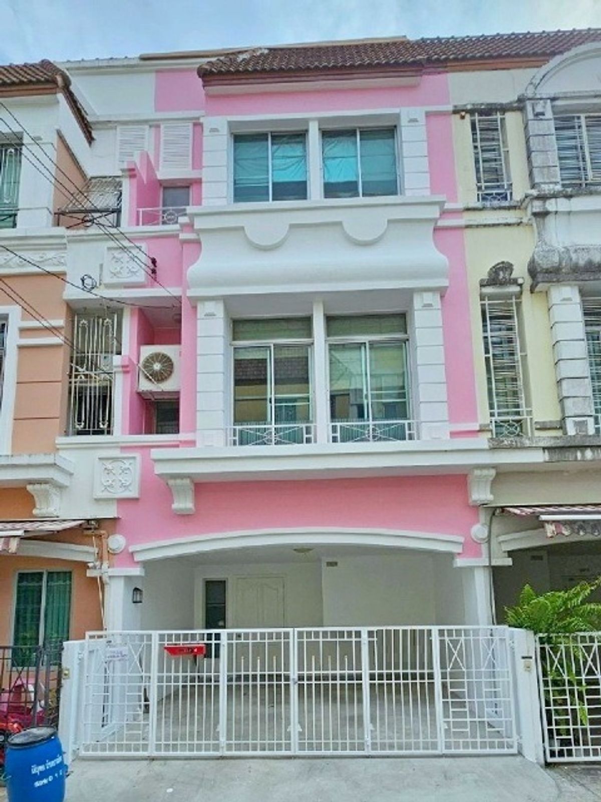 ให้เช่าทาวน์โฮมบางนา แบริ่ง ลาซาล : ศรีด่าน 22-26 รถไฟฟ้าสายสีเหลือง MRTศรีลาซาล 150ม. ให้เช่าทาวน์โฮม 3 ชั้น ใหม่ 22ตร.วา.254 ตร.ม.3 นอน 4 น้ำ เซ็นทรัล บางนา 2.1 กม.