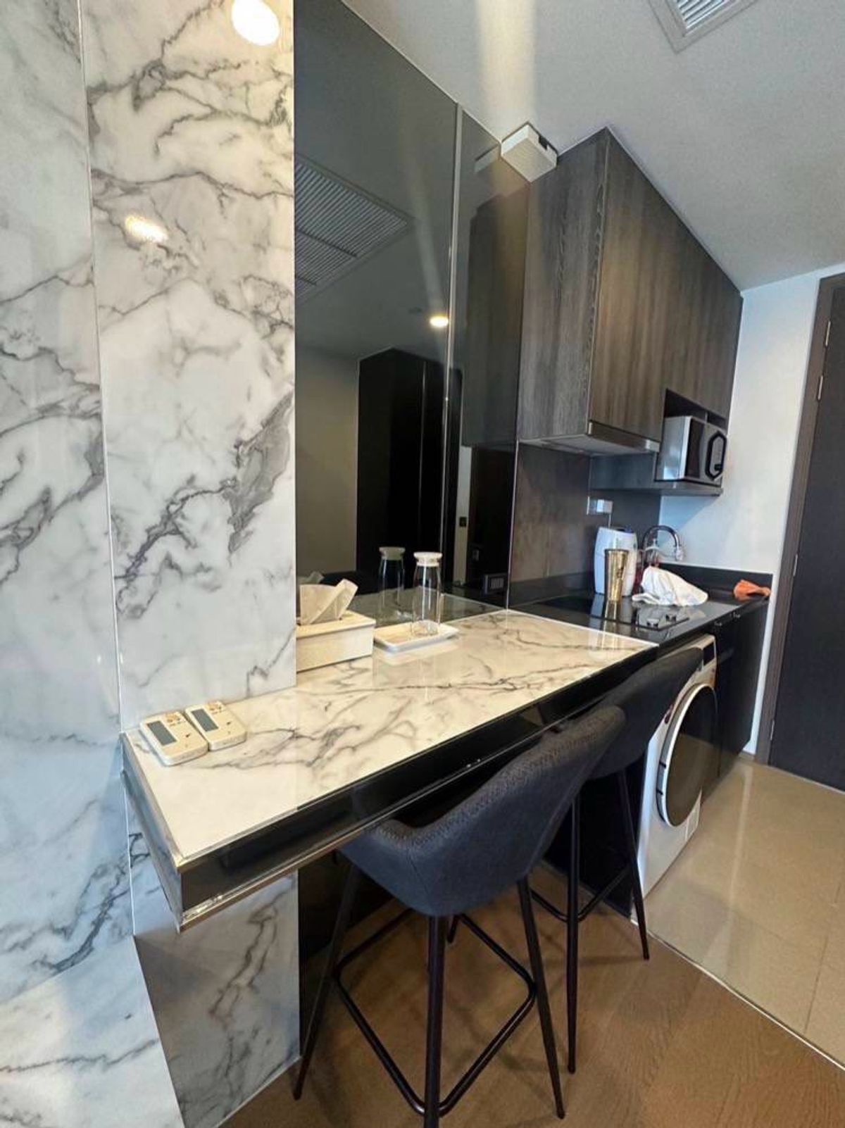 คอนโดสยาม จุฬา สามย่าน : 🔥ให้เช่าด่วน / ขายด่วน 🔥Ashton Chula-Silom ชั้น 46 ตกแต่งครบ เฟอร์ เตียง โซฟา เก้าอี้ ตู้เย็นใหม่หมด❗