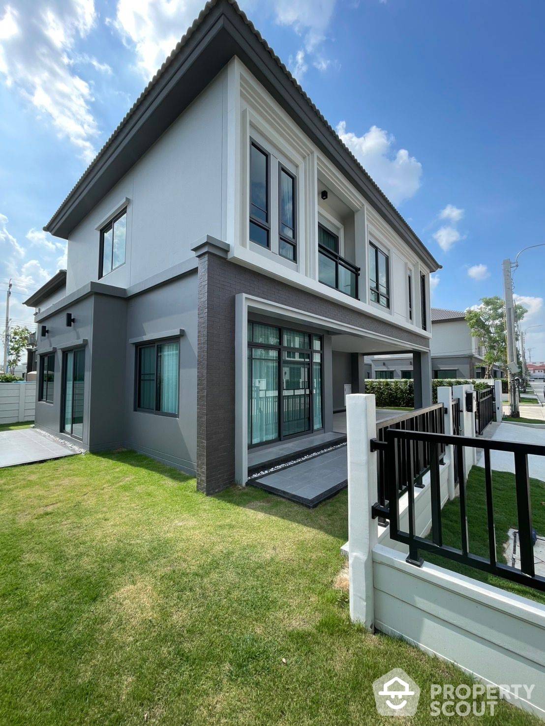 ขายบ้านลาดกระบัง สุวรรณภูมิ : บ้าน 4-ห้องนอน ที่ แกรนด์ บริทาเนีย พระราม 9-กรุงเทพกรีฑา ใกล้ ท่าอากาศยานสุวรรณภูมิ