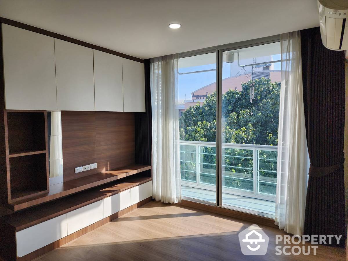 For SaleCondoSapankwai,Jatujak : 2-BR Condo at Chateau In Town Phaholyothin 14-2 near BTS Saphan Khwai