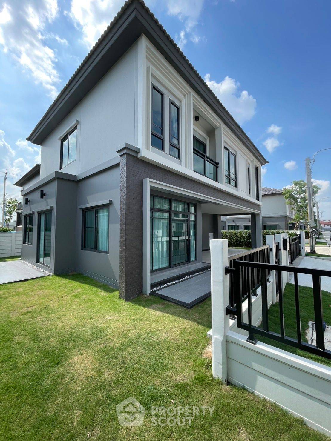 ขายบ้านลาดกระบัง สุวรรณภูมิ : บ้าน 4-ห้องนอน ที่ แกรนด์ บริทาเนีย พระราม 9-กรุงเทพกรีฑา ใกล้ ท่าอากาศยานสุวรรณภูมิ