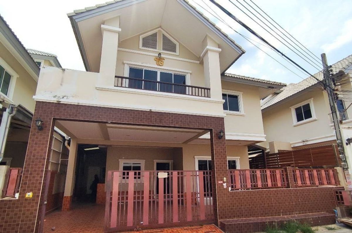 For RentHousePinklao, Charansanitwong : Rent a beautiful house in the village of Im Amporn 2 Can go in and out in many ways, easy to find things to eat near BTS and MRT Bang Wa