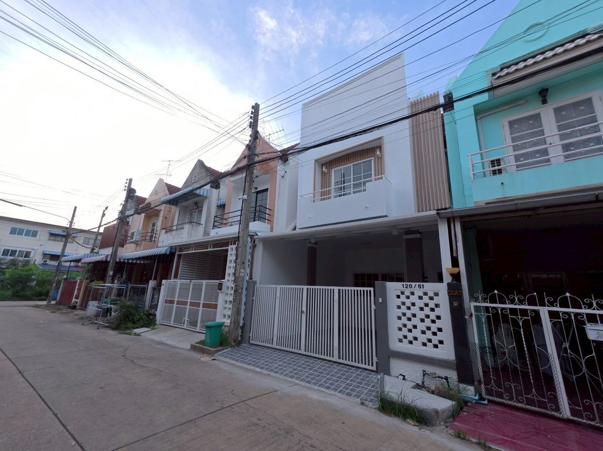ขายทาวน์โฮมปทุมธานี รังสิต ธรรมศาสตร์ : หมู่บ้านสราญธร ลำลูกกาคลอง 4  ถนนลำลูกกา ต.ลาดสวาย อ.ลำลูกกา จ.ปทุมธานี 