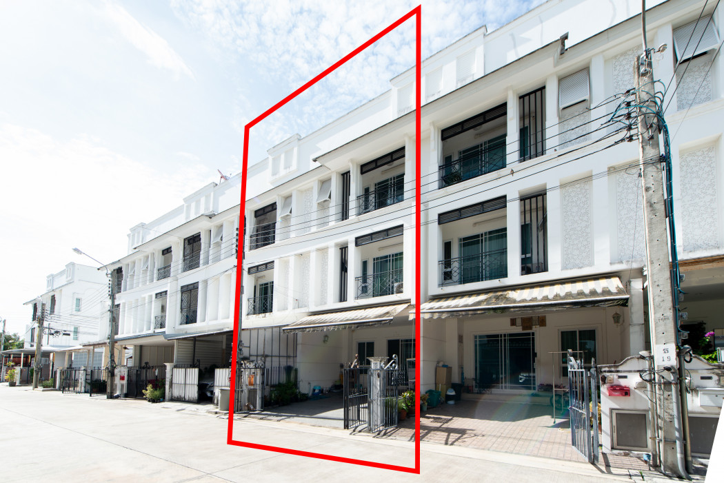 For SaleTownhomePinklao, Charansanitwong : Townhouse for sale, Chuenchuen Charan 3 Village, 170 sq m, near Tha Phra BTS station, suitable for living