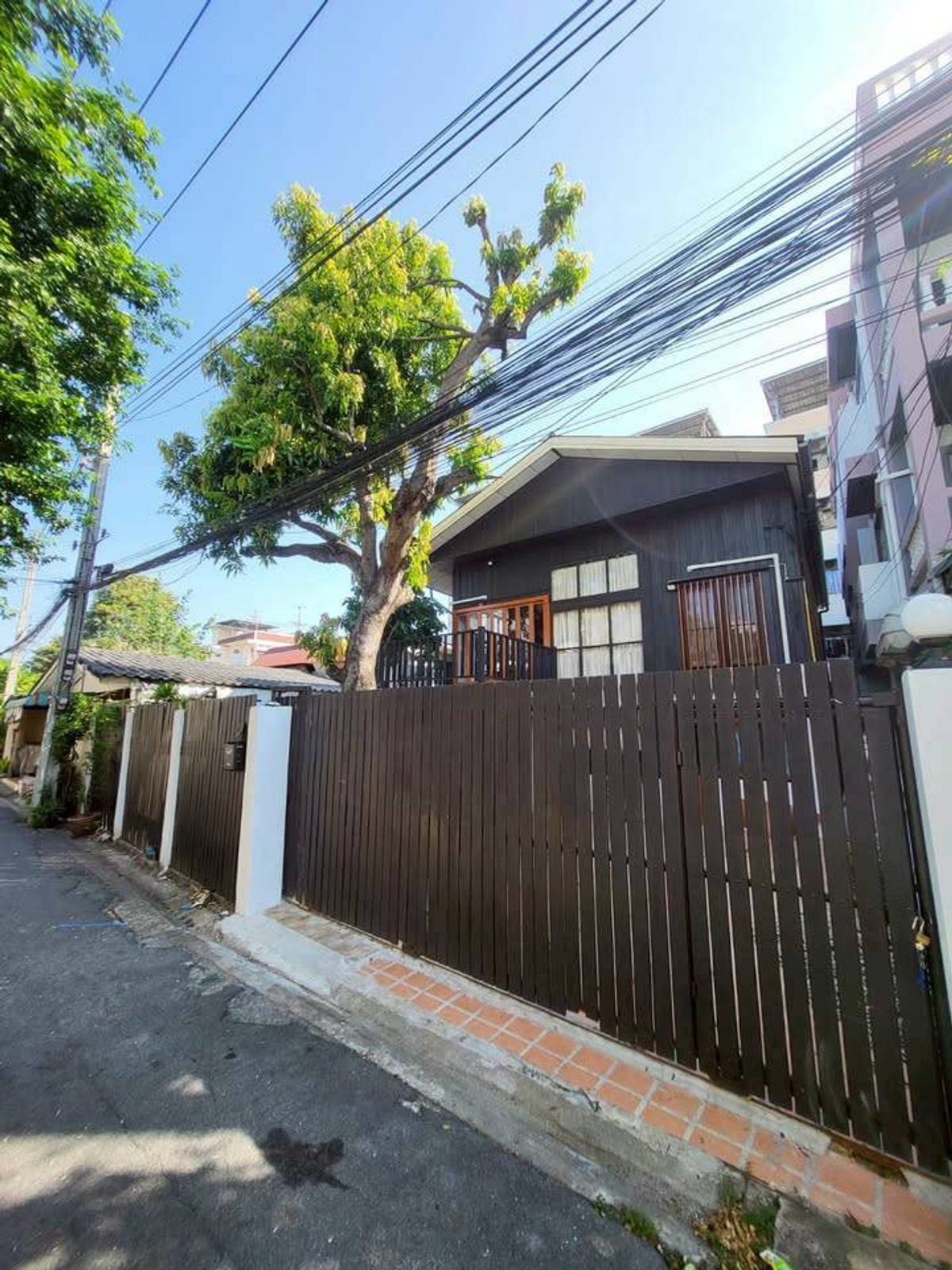 For RentHouseRama9, Petchburi, RCA : LTH12666 - House for Rent at Soi Sutthiphong 1/1 Size 60 SQW. 240 SQM. 3 Beds 2 Baths Near MRT SUTTHISAN Station Only 61.9K/Month
