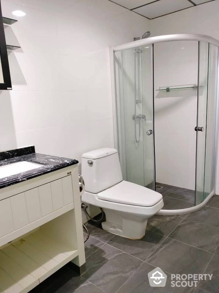 For RentCondoSilom, Saladaeng, Bangrak : 1-BR Condo at Sathon Place Building near BTS Wongwian Yai