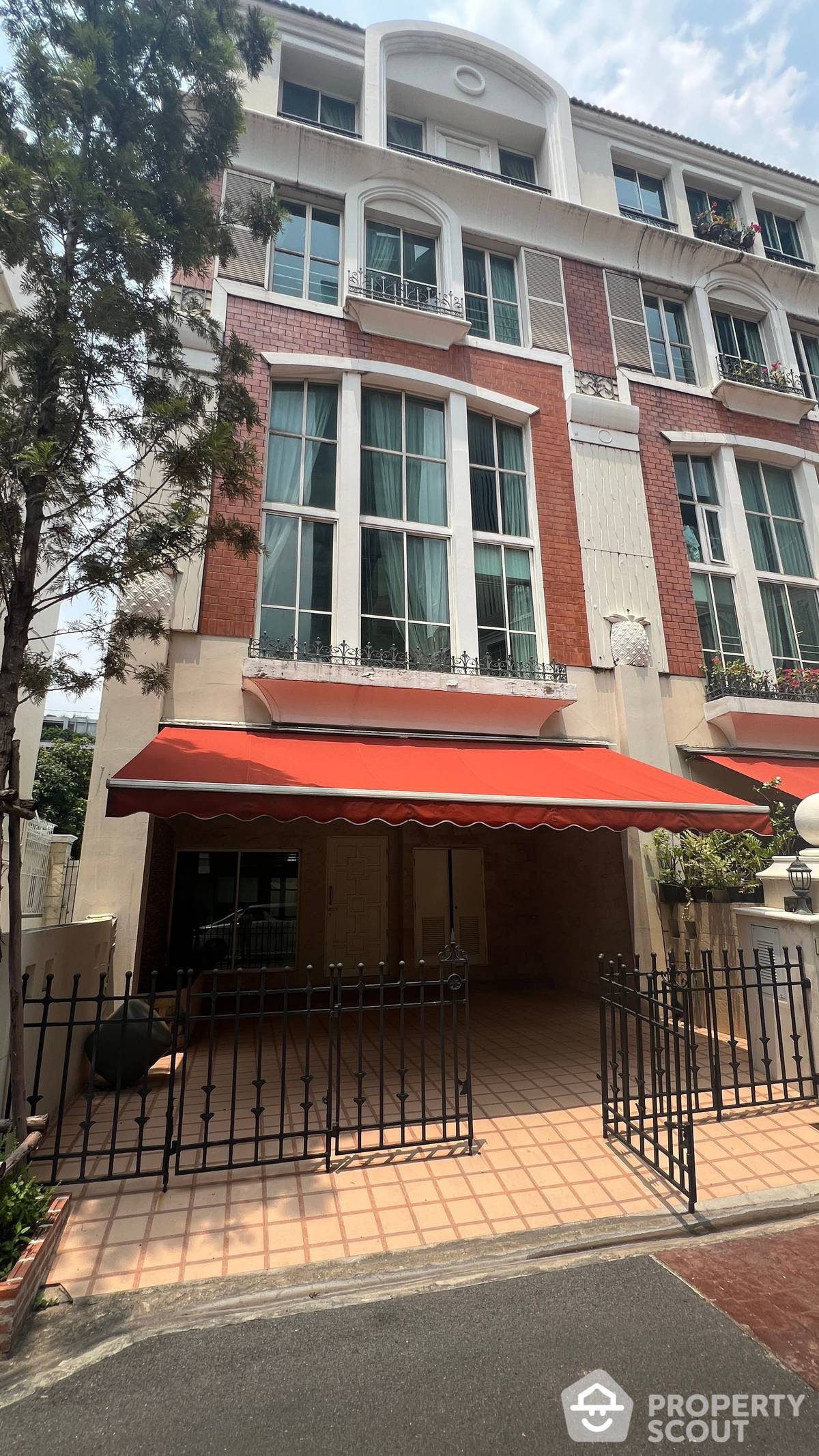 For RentTownhomeSukhumvit, Asoke, Thonglor : 4-BR Townhouse at Baan Klang Krung (British Town - Thonglor) near BTS Thong Lor