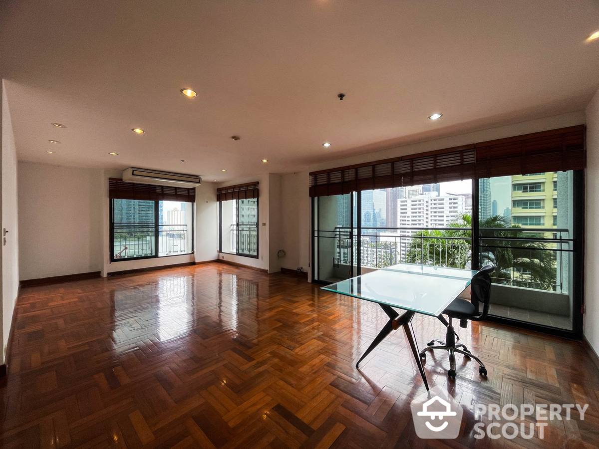 For SaleCondoNana, North Nana,Sukhumvit13, Soi Nana : 3-BR Condo at Liberty Park 2 near ARL Makkasan