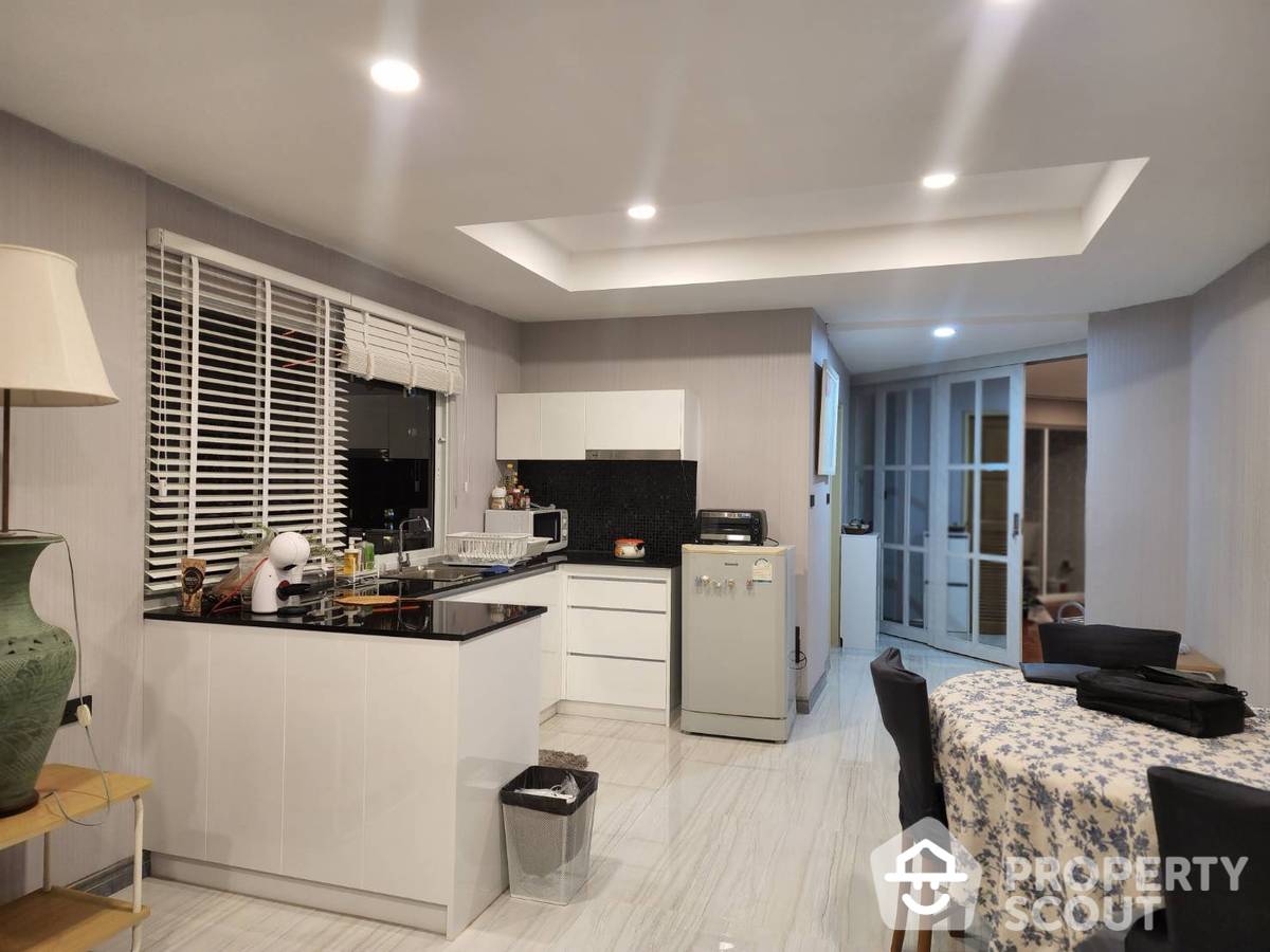 For RentCondoPattaya, Bangsaen, Chonburi : 1-BR Condo at Park Beach Condo close to Sanctuary of Truth
