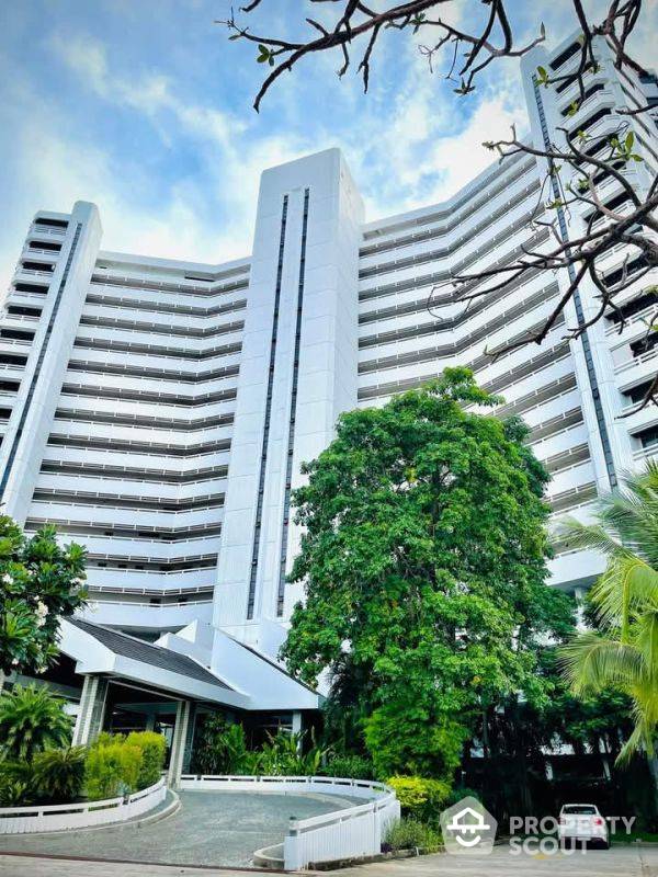 For SaleCondoPattaya, Bangsaen, Chonburi : 3-BR Condo at Grand Condotel Jomtien close to Jomtien Beach