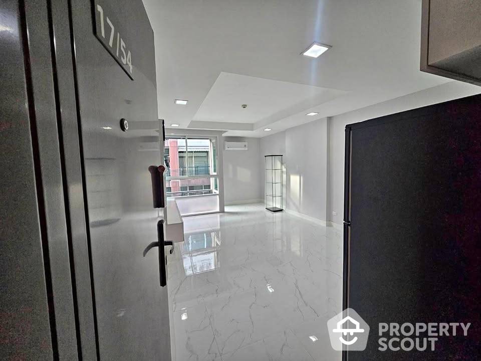 For SaleCondoRatchadapisek, Huaikwang, Suttisan : 1-BR Condo at D Condo Ratchada 19 near MRT Ratchadaphisek