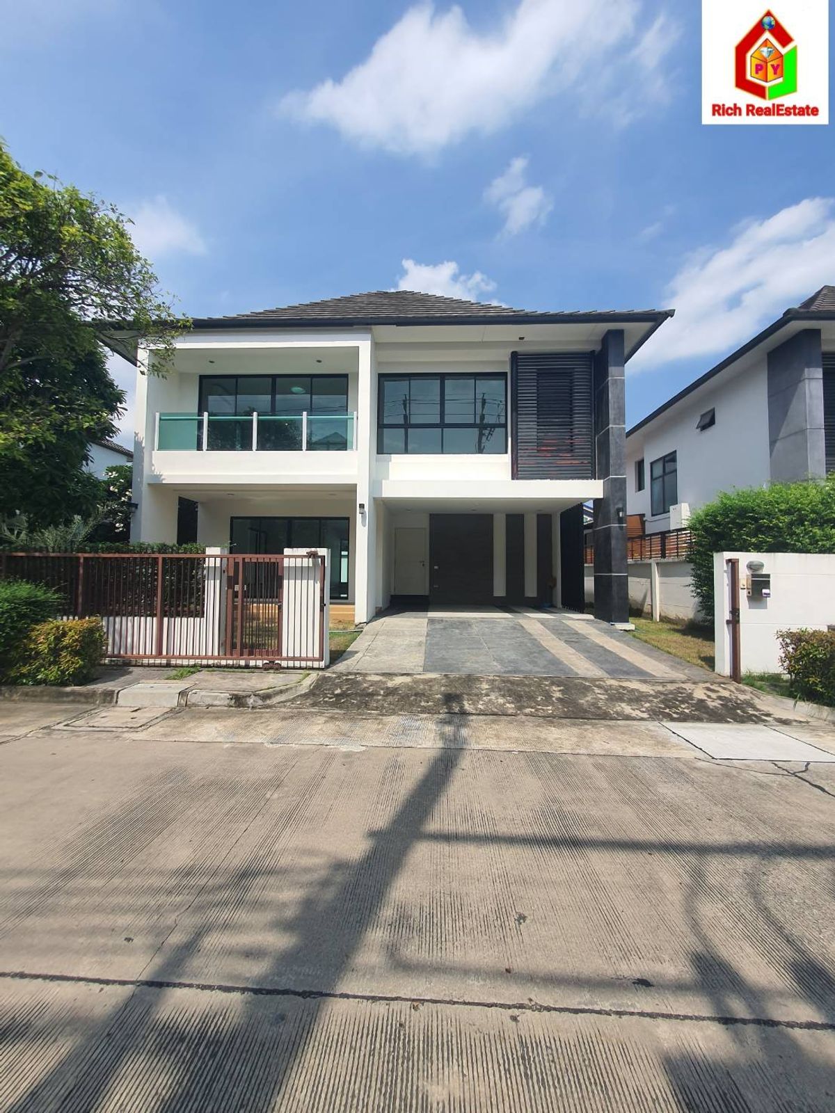 For SaleHouseBangna, Bearing, Lasalle : Selling cheap 2-storey house, Blulgoon Village 2, Bang Na-Blue Lagoon 2 Bangna-Wongwaen Ring Road, land 86.4 sq.w., 3 bedrooms, 4 water houses, beautiful houses near mega Bangna