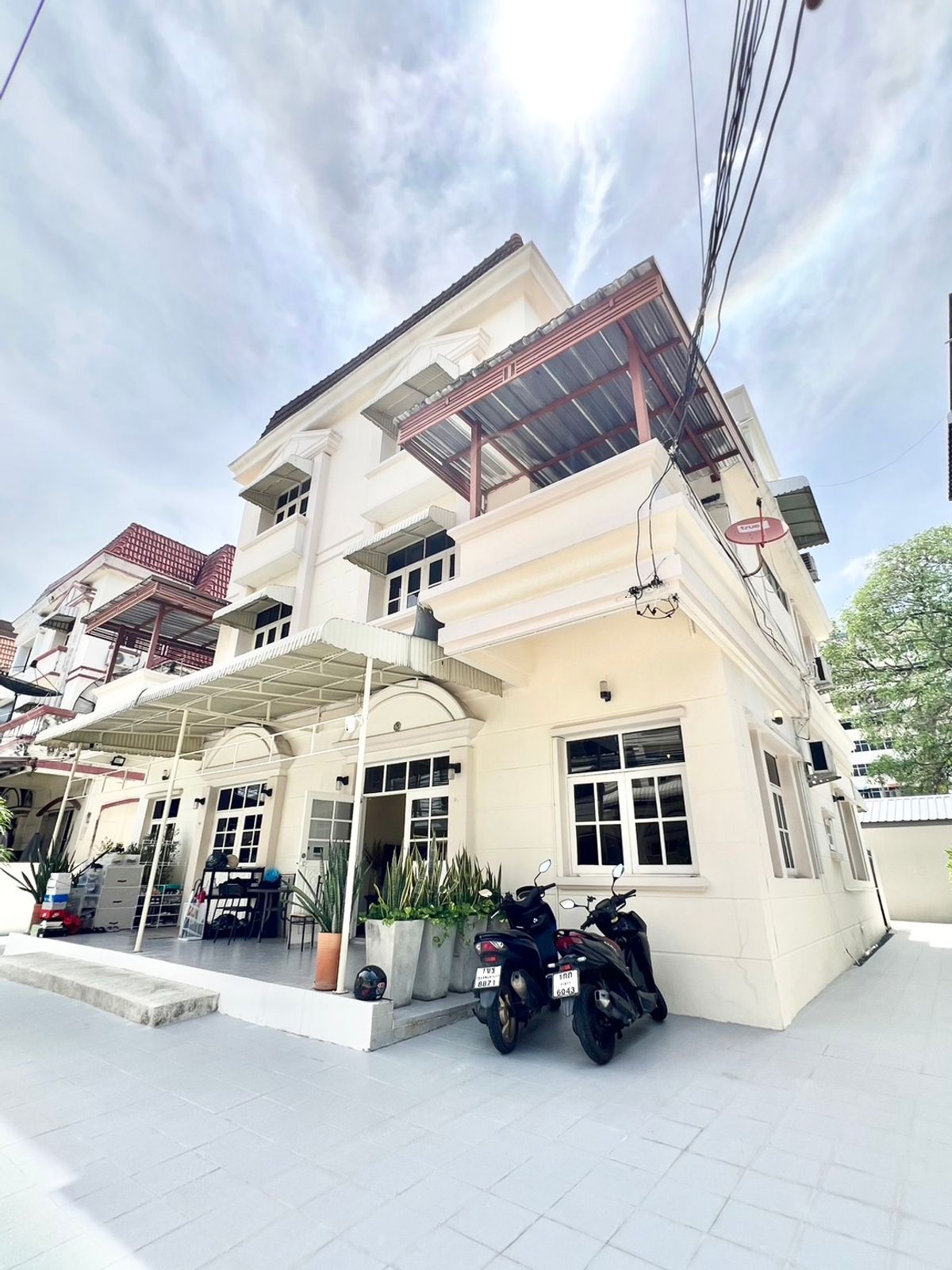For RentHousePattanakan, Srinakarin : Pool Villa Srinakarin 24 has 5 beds near Klanan BTS 800 meters. Renting only 55,000.