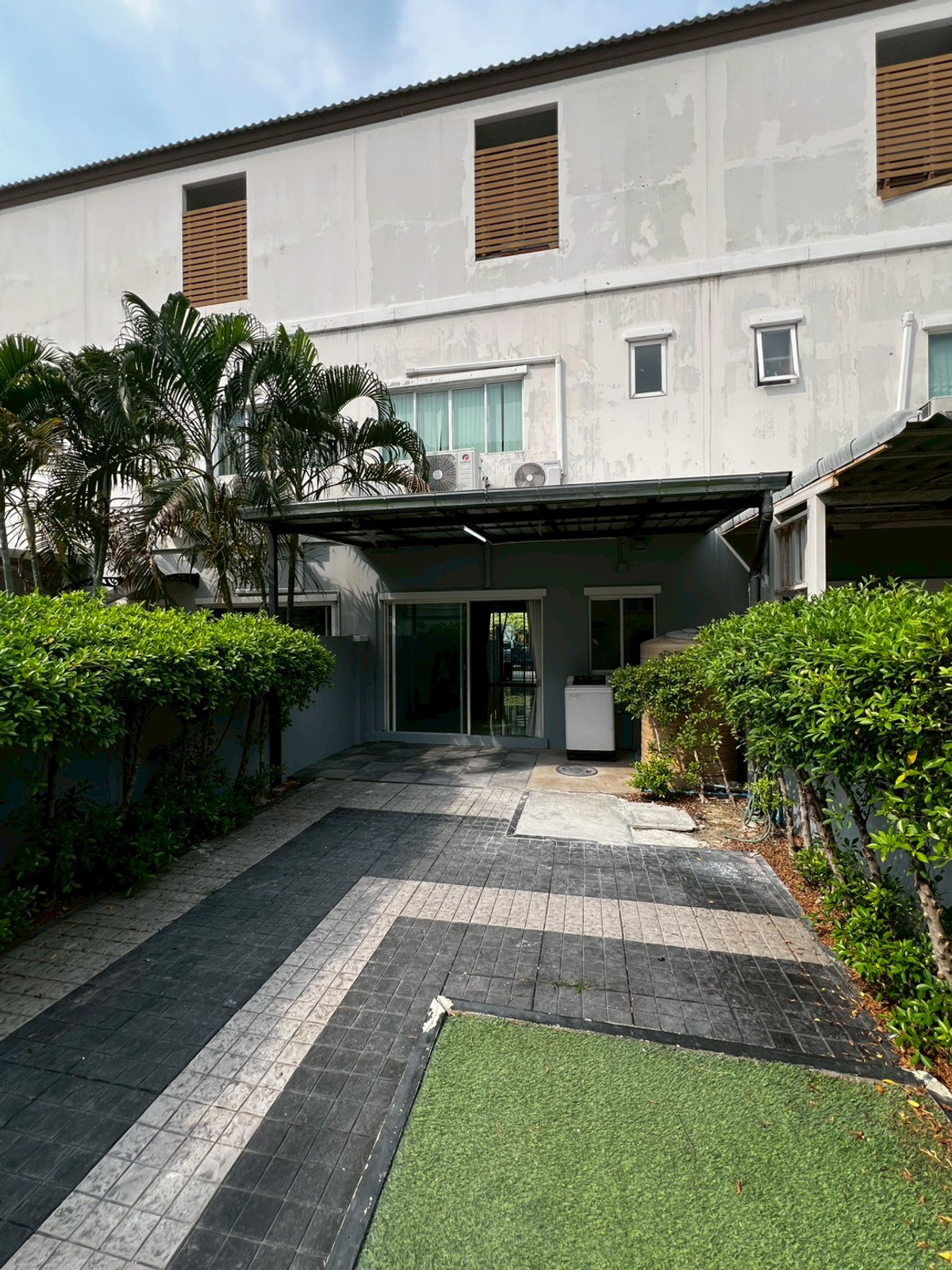 ให้เช่าบ้านแจ้งวัฒนะ เมืองทอง : ทาวน์โฮม มีสวน ทำออฟฟิศได้ พึ่งรีโนเวทใหม่ ทั้งหลัง ติดทางขึ้นทางด้วย ใกล้รถไฟฟ้า เมืองทองธานี 