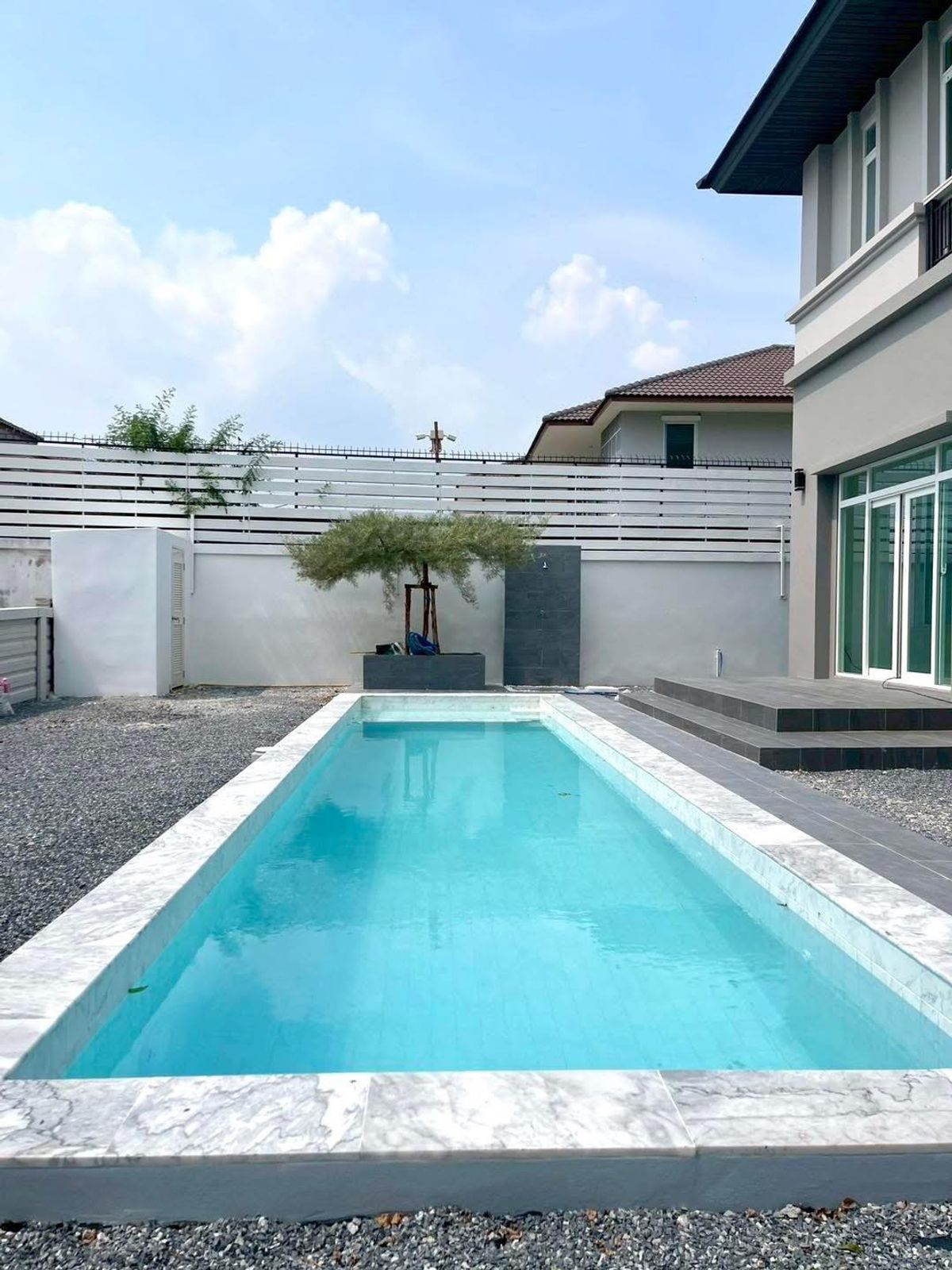 For SaleHouseMahachai Samut Sakhon : 🎉🏡 Golden opportunity! Discounted 2 million! #House No. 66 #Already rich! #Nusasiri City Rama 2 House with a private pool! 🌳💦