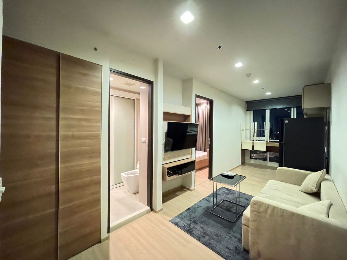 For RentCondoSathorn, Narathiwat : Rhythm Sathorn, very beautiful room, beautiful view, Foni Zeo, near BTS, Saphan Taksin, can ask for an appointment.