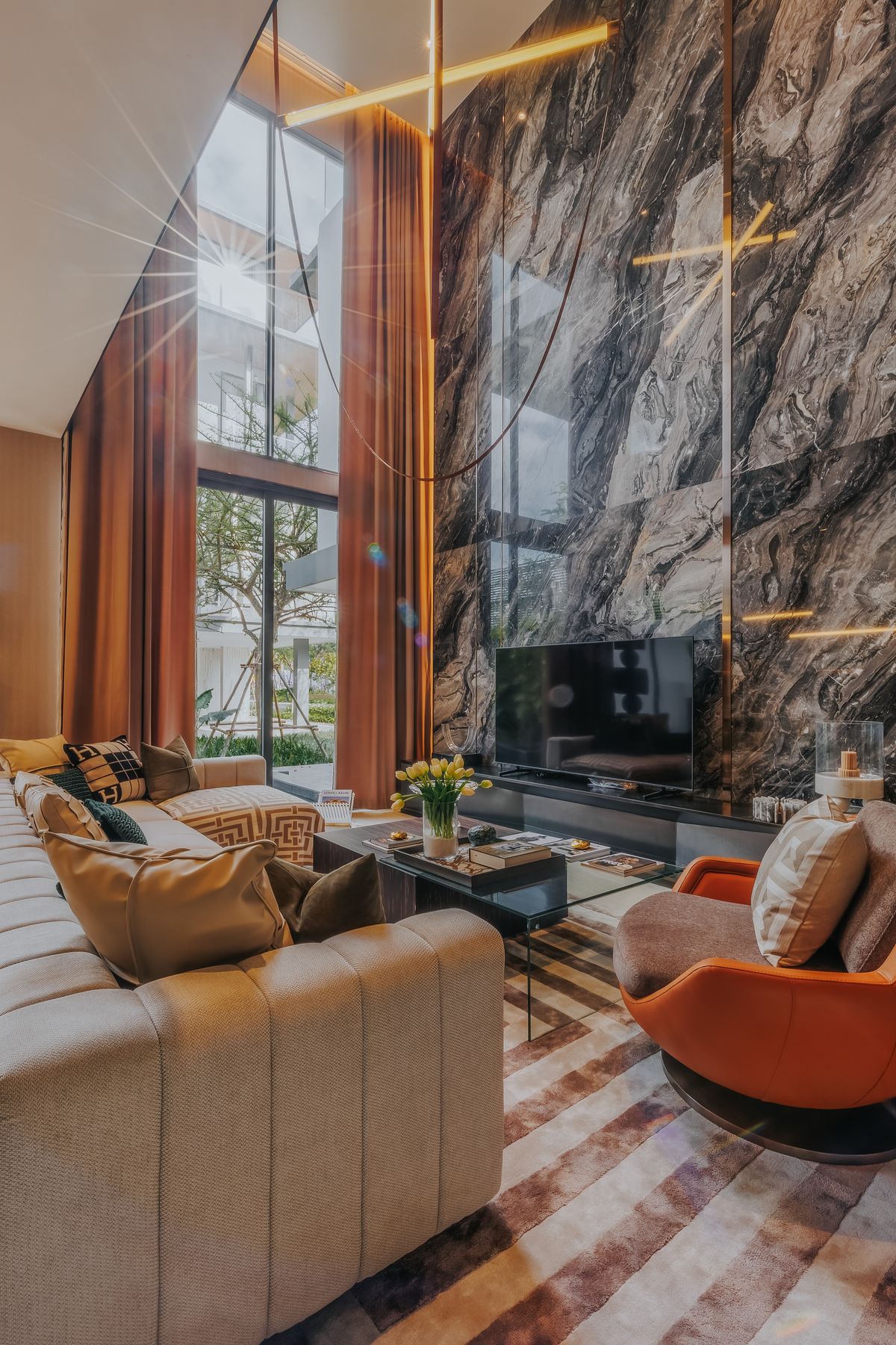 ขายบ้านพระราม 9 เพชรบุรีตัดใหม่ RCA : 🏡 บ้านเดี่ยวสุดหรู Artale Asoke-Rama9 ดีไซน์ทันสมัย 3 ห้องนอนใหญ่ 5 ห้องน้ำ ห้องนั่งเล่นเพดานสูง พร้อมวิวสระว่ายน้ำส่วนตัว ห้องครัวและแพนทรี่ครบครัน ใจกลางเมืองใกล้ถนนอโศก-พระราม 9