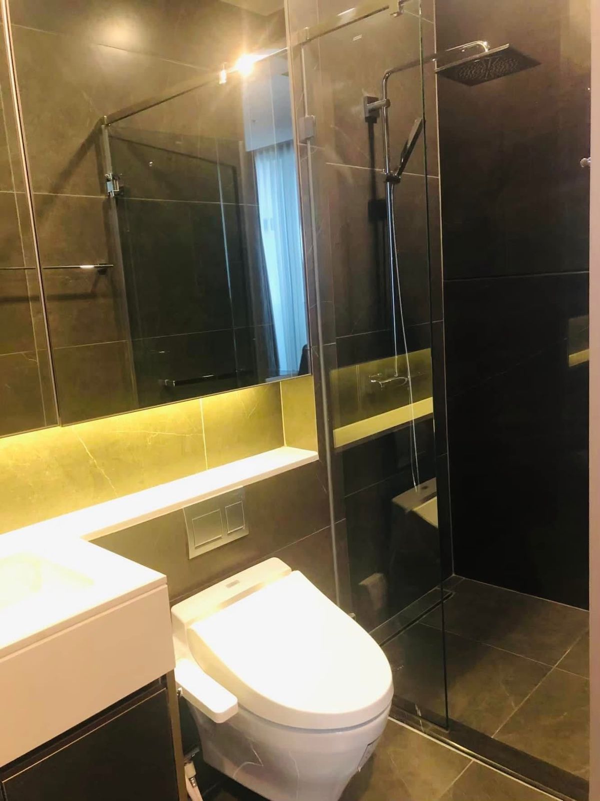 For SaleCondoRama9, Petchburi, RCA : The ESSE SINGHA Complex condo is convenient to travel near the MAT BTS. Ready to sell urgently!