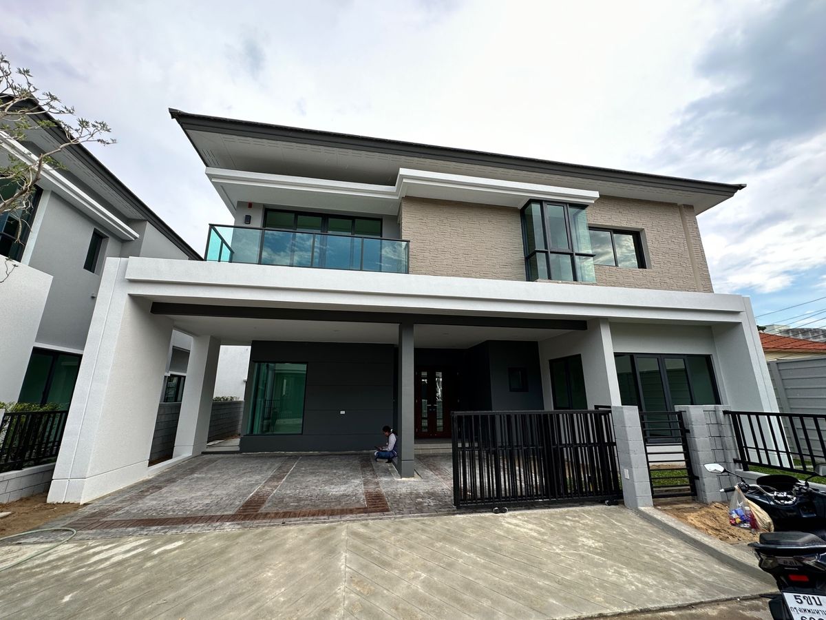 HouseMin Buri, Romklao : The City Rama9-Ramkhamhaeng - CONDITION 100% - 275sqm - 4 Bed Rooms, 3 Parking , 5 Bathrooms + GARDEN + 7 Air Condition