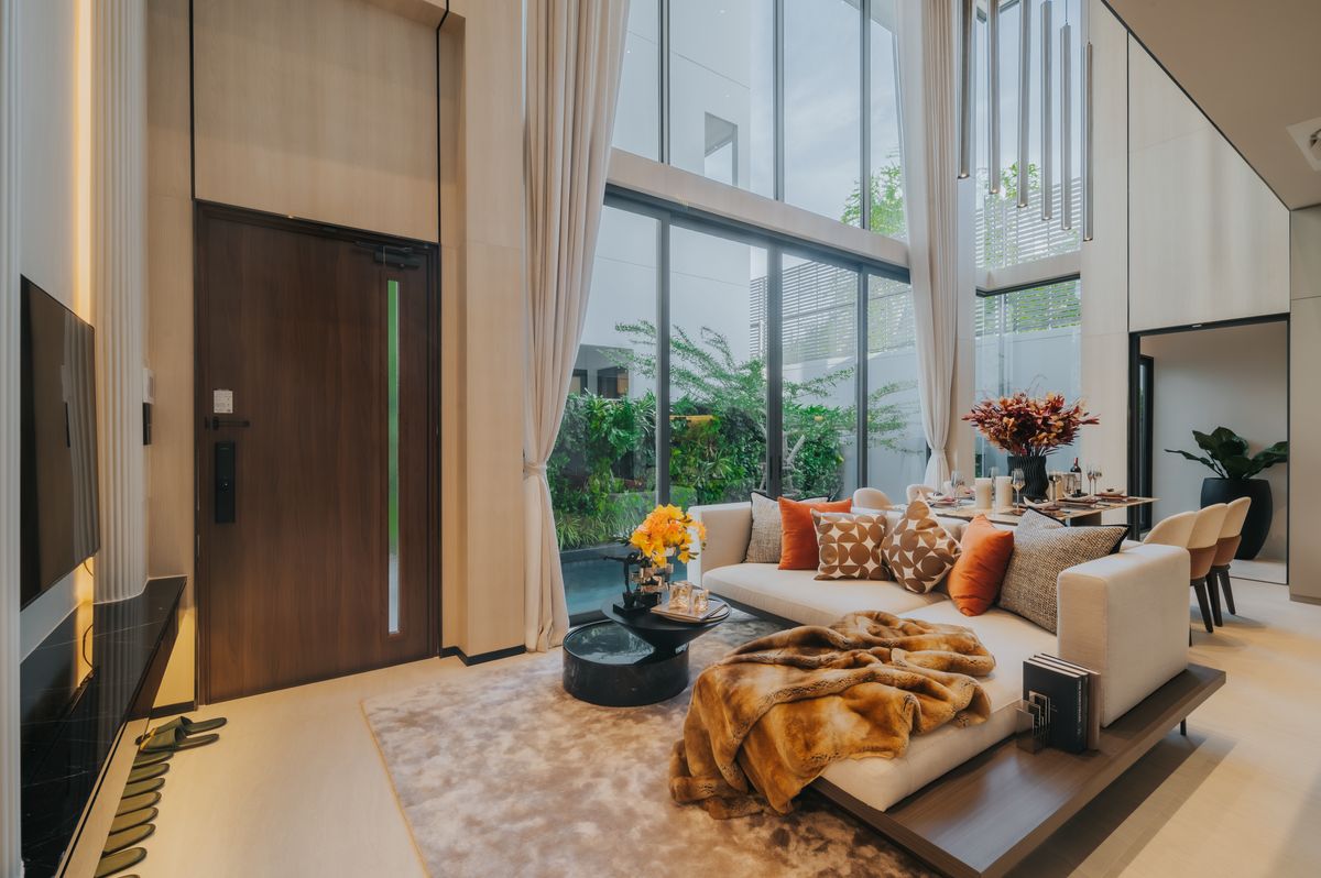 ขายบ้านพระราม 9 เพชรบุรีตัดใหม่ RCA : 🏡 บ้านเดี่ยวสุดหรู Artale Asoke-Rama9 ดีไซน์ทันสมัย 3 ห้องนอนใหญ่ 5 ห้องน้ำ ห้องนั่งเล่นเพดานสูง พร้อมวิวสระว่ายน้ำส่วนตัว ห้องครัวและแพนทรี่ครบครัน ใจกลางเมืองใกล้ถนนอโศก-พระราม 9