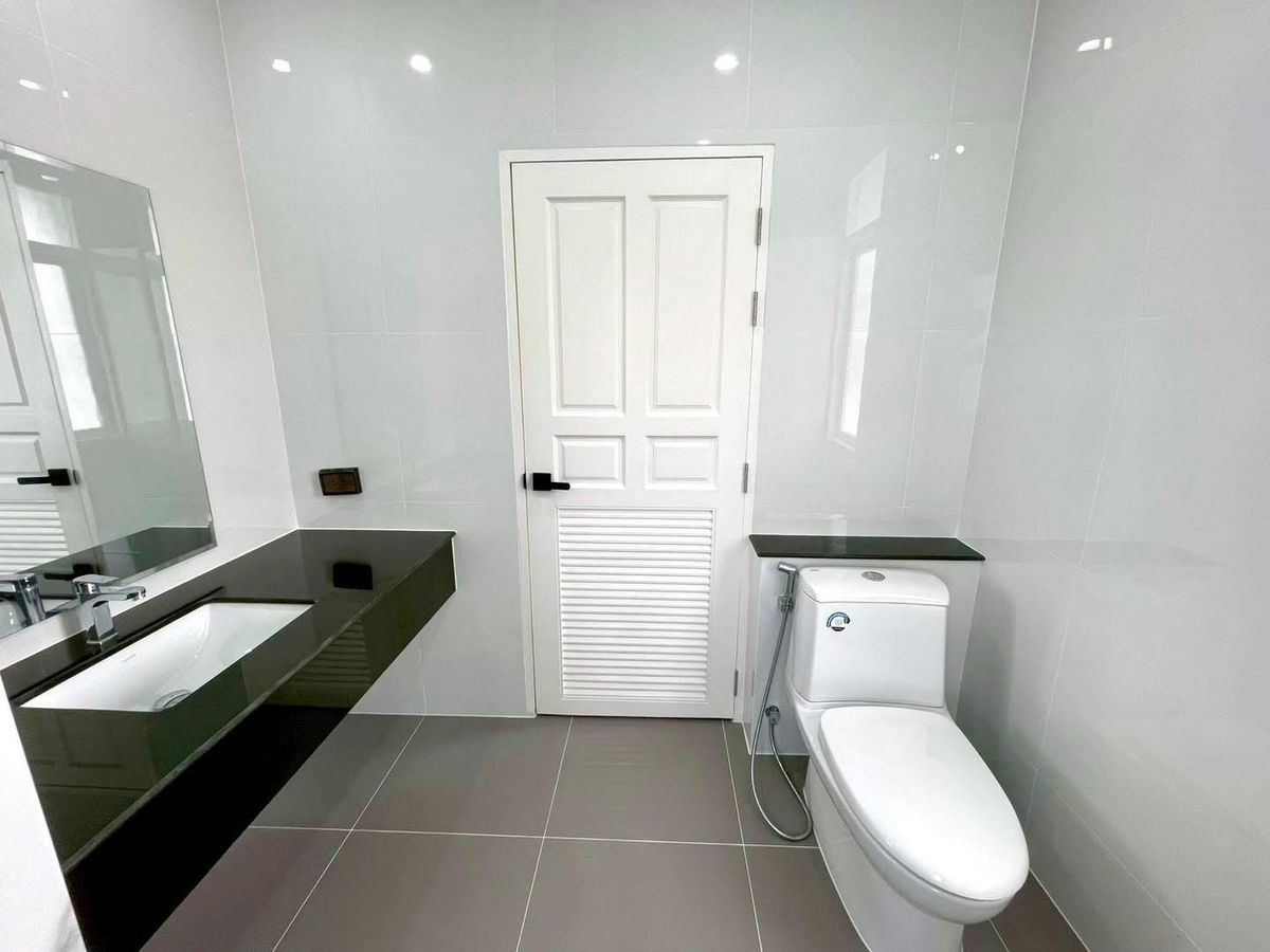 For SaleHouseMahachai Samut Sakhon : 🎉🏡 Golden opportunity! Discounted 2 million! #House No. 66 #Already rich! #Nusasiri City Rama 2 House with a private pool! 🌳💦